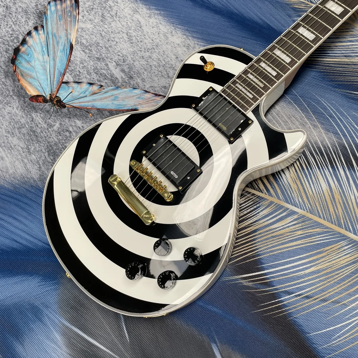 Black and white bullseye electric guitar, high gain double pickup, golden hardware guitars, beginner to advanced rock guitarra
Black and white bullseye electric guitar, high gain double pickup, golden hardware guitars, beginner to advanced rock guitarra