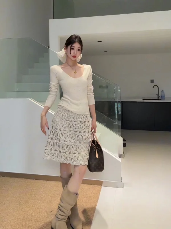 Новая женская юбка миди с вышивкой и вырезами, с завышенной талией, в корейском стиле, для повседневной носки, А-силуэт
Новая женская юбка миди с вышивкой и вырезами, с завышенной талией, в корейском стиле, для повседневной носки, А-силуэт
