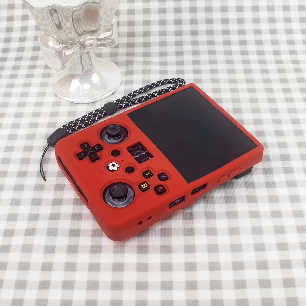 Anti-Slip Silicone Shell For R36 MAX 2 Retro Game Console, Simple Solid Color Drop Shock Resistant Dustproof Protective Cover
Anti-Slip Silicone Shell For R36 MAX 2 Retro Game Console, Simple Solid Color Drop Shock Resistant Dustproof Protective Cover