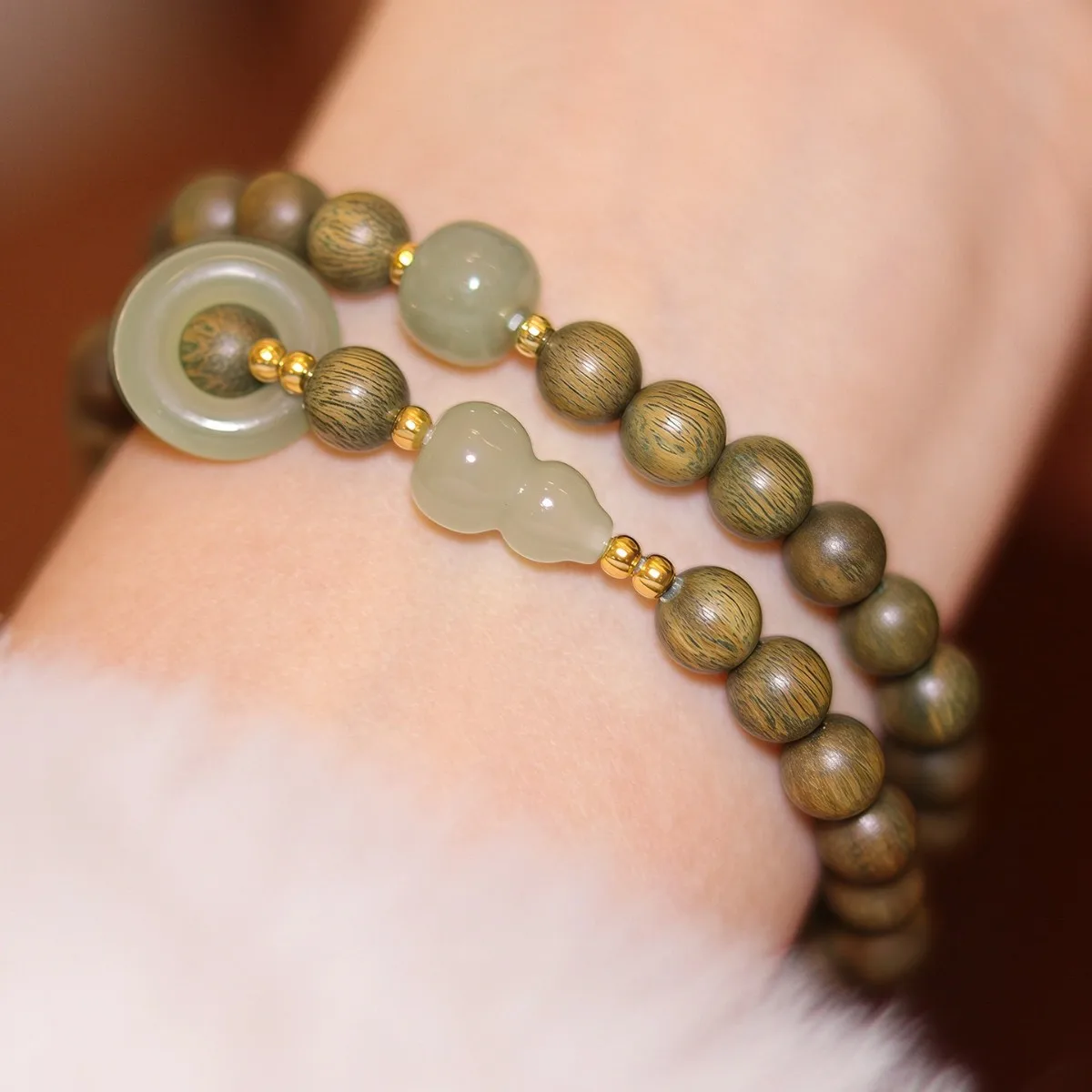 Natural Hetian Jade Bracelet Collection Grade Moist Green Sandalwood Beaded Bracelet with Gourd for Women Gifts
Natural Hetian Jade Bracelet Collection Grade Moist Green Sandalwood Beaded Bracelet with Gourd for Women Gifts