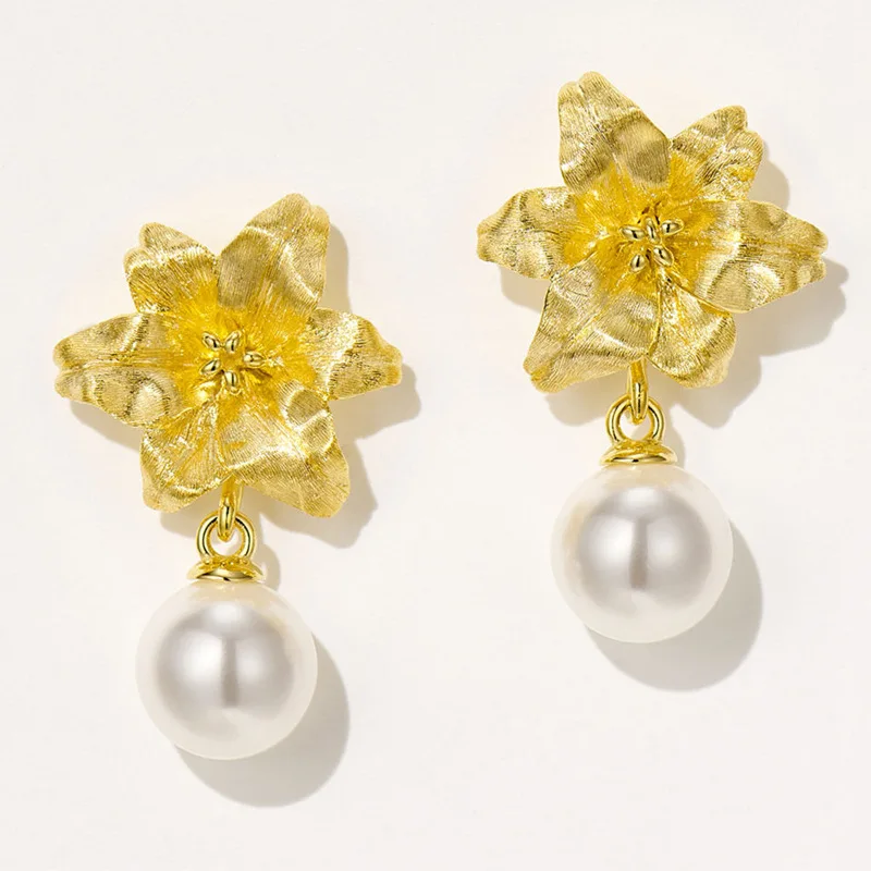 Vintage Brushed Gold Lily Flower Water Drop Flash Diamond Pendant Earrings Flowers Light Luxury High-end Temperament Earrings Ea
Vintage Brushed Gold Lily Flower Water Drop Flash Diamond Pendant Earrings Flowers Light Luxury High-end Temperament Earrings Ea