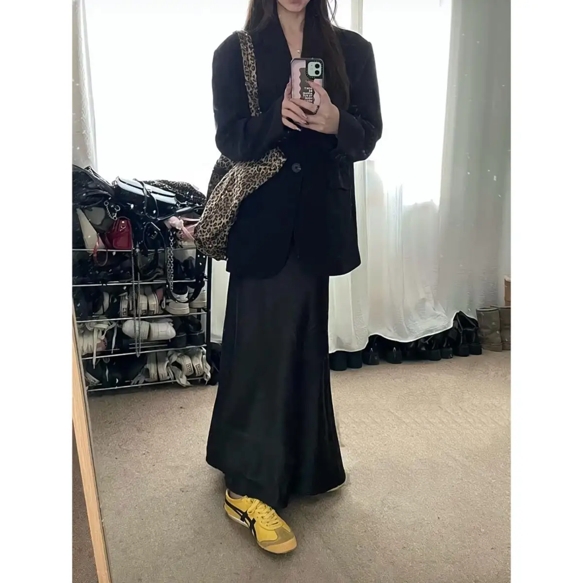 Высококачественный костюм, женственный черный пиджак, новая юбка-русалка, тренд из двух частей осенью 2025 года.
Высококачественный костюм, женственный черный пиджак, новая юбка-русалка, тренд из двух частей осенью 2025 года.