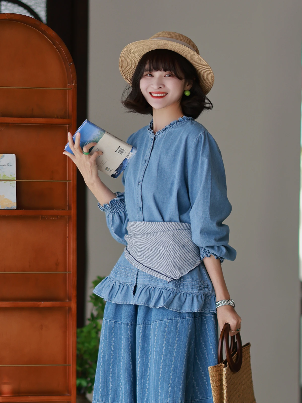 Retro Washed Denim Shirt Women's Slim Fit Artistic Style Earlet Collar Cotton Long Sleeve Lantern Sleeve Top Spring Fashion
Retro Washed Denim Shirt Women's Slim Fit Artistic Style Earlet Collar Cotton Long Sleeve Lantern Sleeve Top Spring Fashion