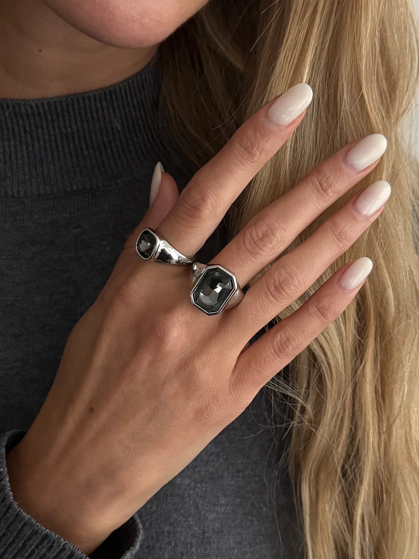 Винтажные акриловые кольца в стиле ретро для мужчин и женщин, простые геометрические формы, модные, легкие, роскошные кольца, повседневные украшения из сплава.
Винтажные акриловые кольца в стиле ретро для мужчин и женщин, простые геометрические формы, модные, легкие, роскошные кольца, повседневные украшения из сплава.