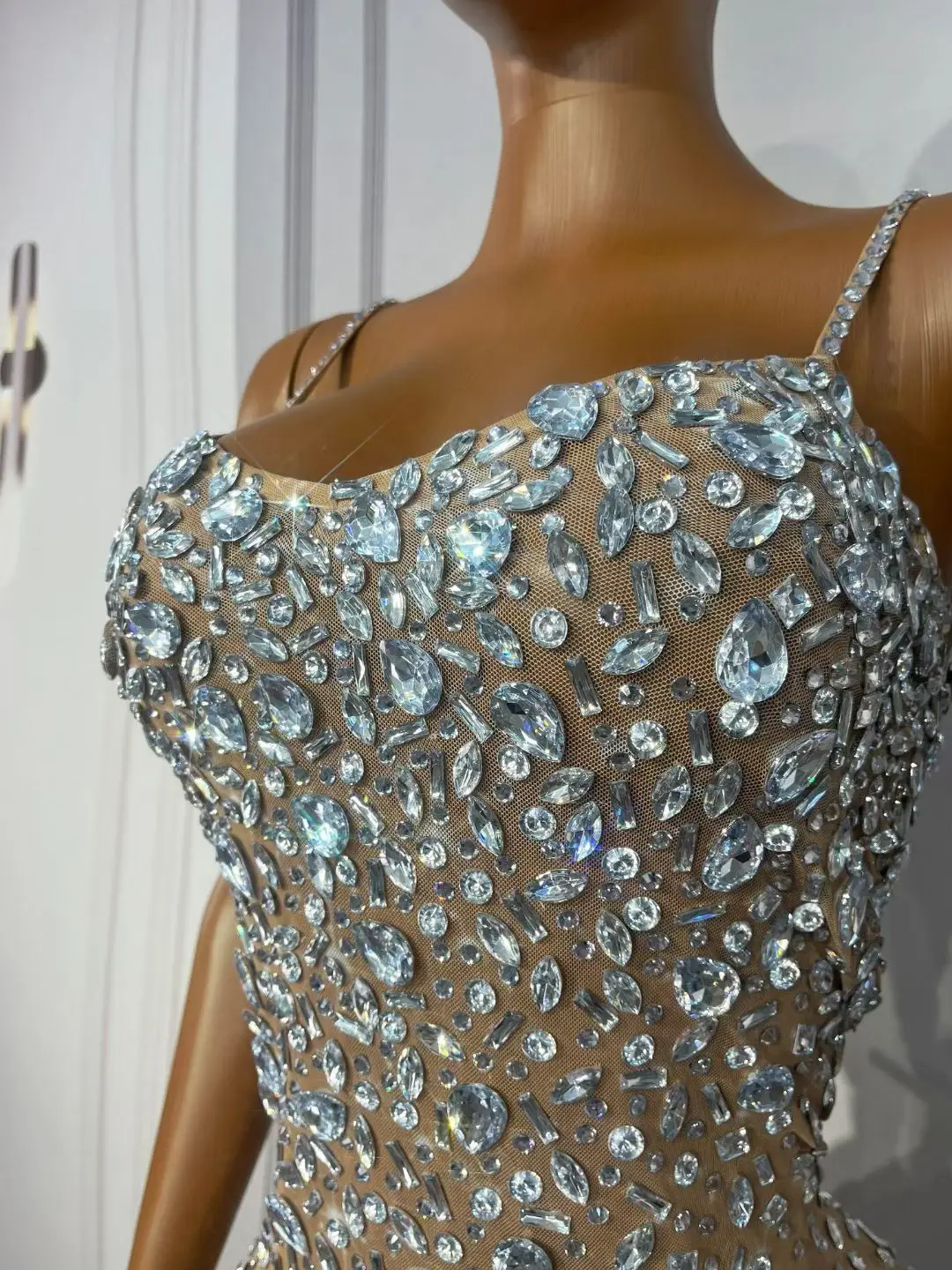 Xingshanshan Sparkly Nude Mesh Light Blue Crystal Rhinestone Cami Dress Bodycon Outfit Nightclub Party Stage Performance Wear
Xingshanshan Sparkly Nude Mesh Light Blue Crystal Rhinestone Cami Dress Bodycon Outfit Nightclub Party Stage Performance Wear