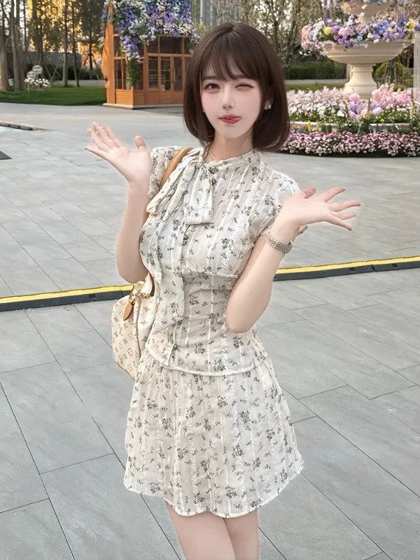 Sweet Style Floral Print Chiffon Set Women's Summer Knot Tie Top Pleated Short Skirt Two Piece Set A-Line Dress
Sweet Style Floral Print Chiffon Set Women's Summer Knot Tie Top Pleated Short Skirt Two Piece Set A-Line Dress
