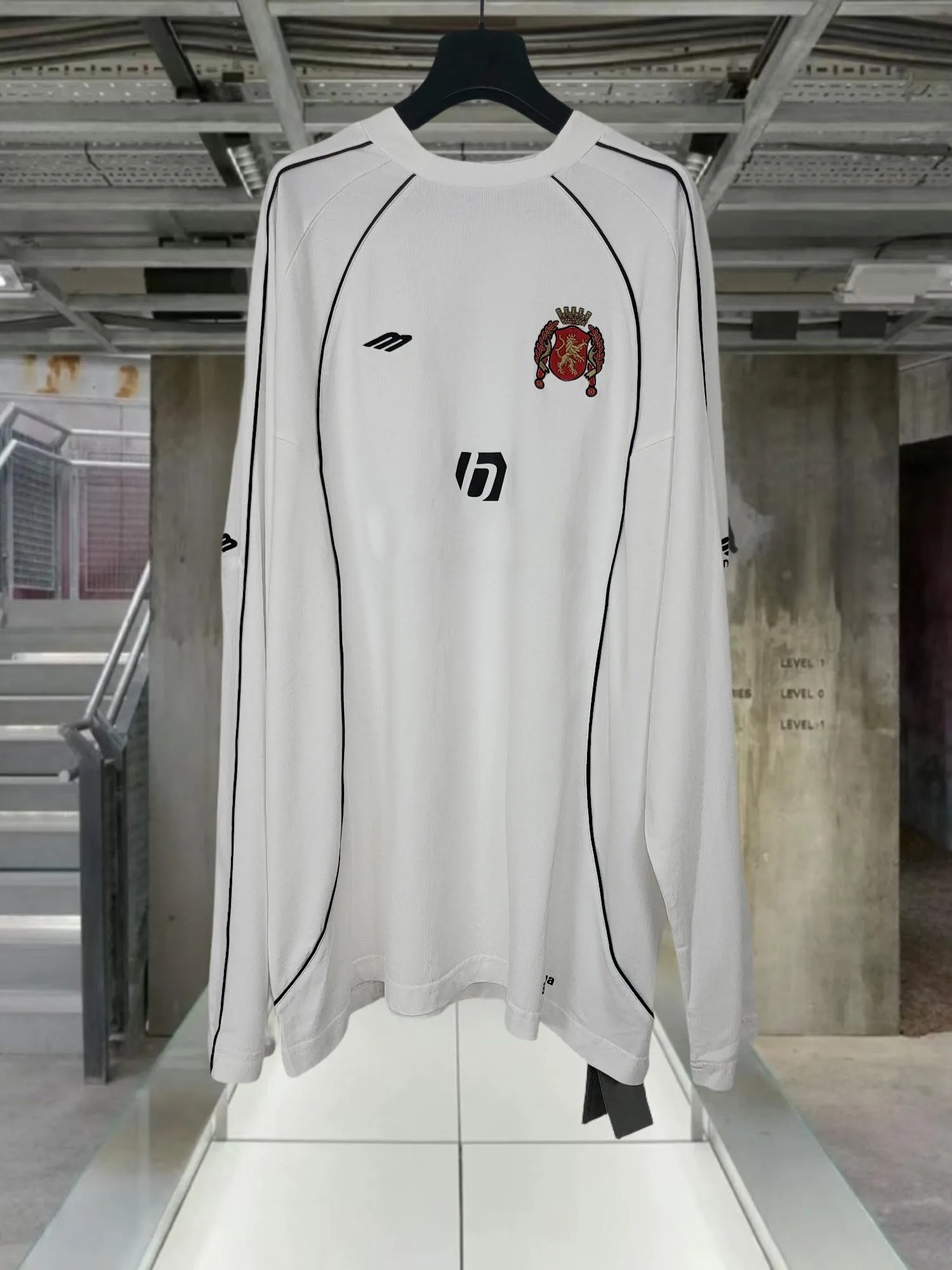24SS 1:1 Luxury Football Logo Oversized Long Sleeve T-Shirt Women Men Hiphop Streetwear Oversized Men Long Sleeve Tee
24SS 1:1 Luxury Football Logo Oversized Long Sleeve T-Shirt Women Men Hiphop Streetwear Oversized Men Long Sleeve Tee