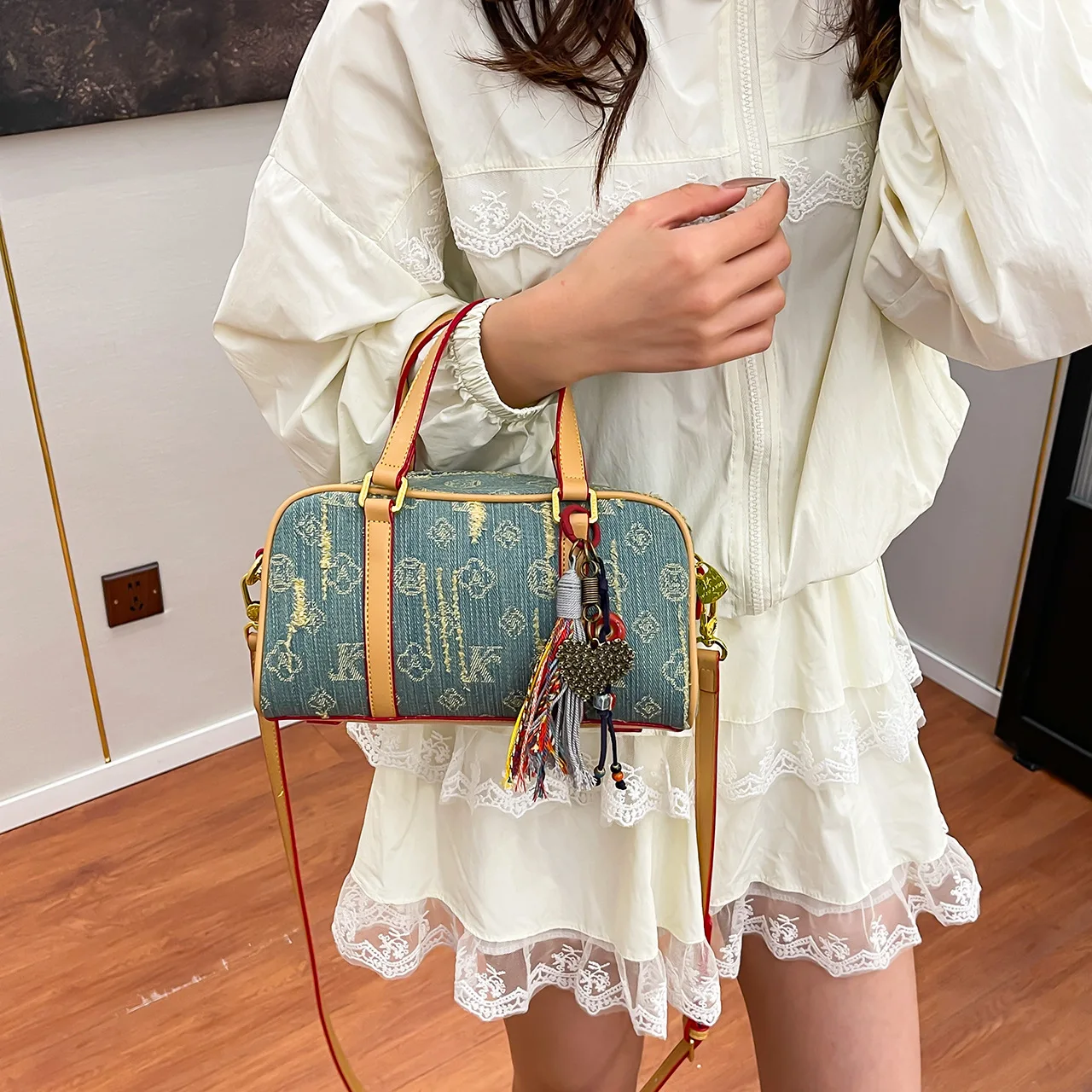 Spring Summer Denim Contrast Tote Bag for Women Vintage Pillow Pouch Crossbody Purse, Small Design Elegant Commuter Shoulder Bag
Spring Summer Denim Contrast Tote Bag for Women Vintage Pillow Pouch Crossbody Purse, Small Design Elegant Commuter Shoulder Bag