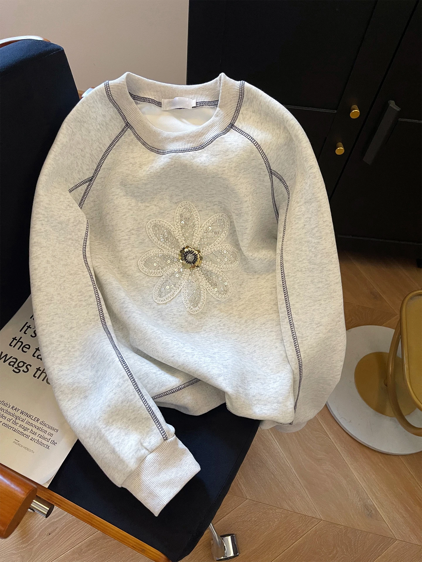 Gray round Neck Hoodie Women's Fleece Lined Casual Sweatshirt Spring Autumn Design Sense Stitching Versatile Top for Ladies
Gray round Neck Hoodie Women's Fleece Lined Casual Sweatshirt Spring Autumn Design Sense Stitching Versatile Top for Ladies