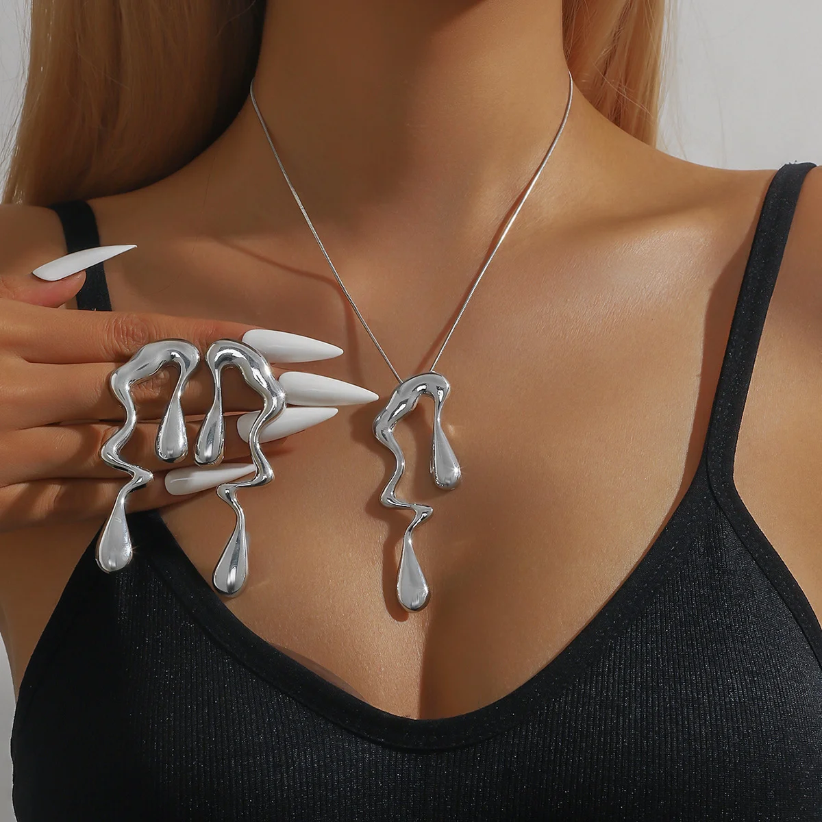 Fashionable and exquisite irregular metal jewelry set with geometric hollowed-out waterdrop designs. Memorial Day gift
Fashionable and exquisite irregular metal jewelry set with geometric hollowed-out waterdrop designs. Memorial Day gift