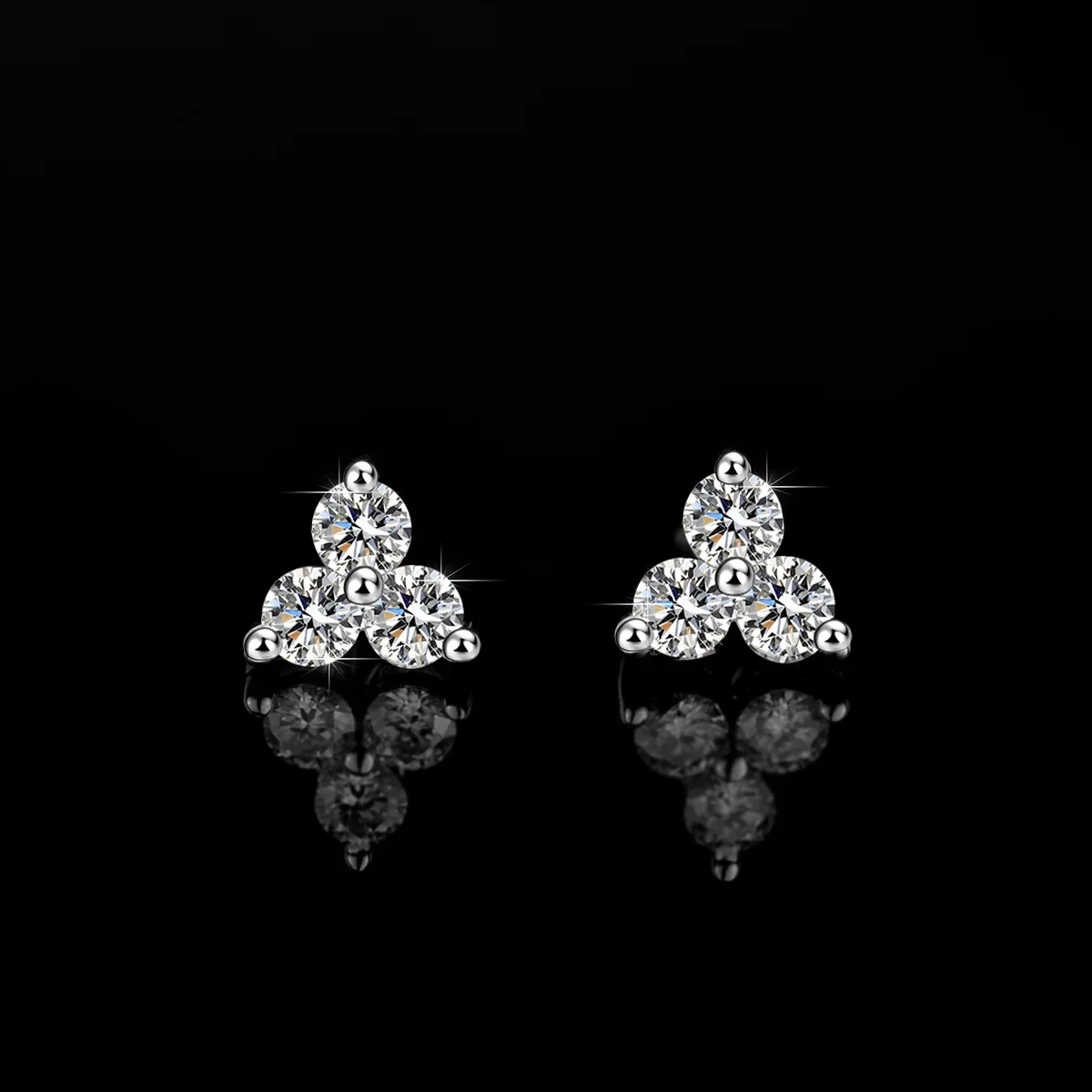 18K Gold Inlaid D-color Moissanite Earrings, Clover Earrings, PT950 Platinum Diamond VVS1 Fashion Earrings for Girlfriends
18K Gold Inlaid D-color Moissanite Earrings, Clover Earrings, PT950 Platinum Diamond VVS1 Fashion Earrings for Girlfriends