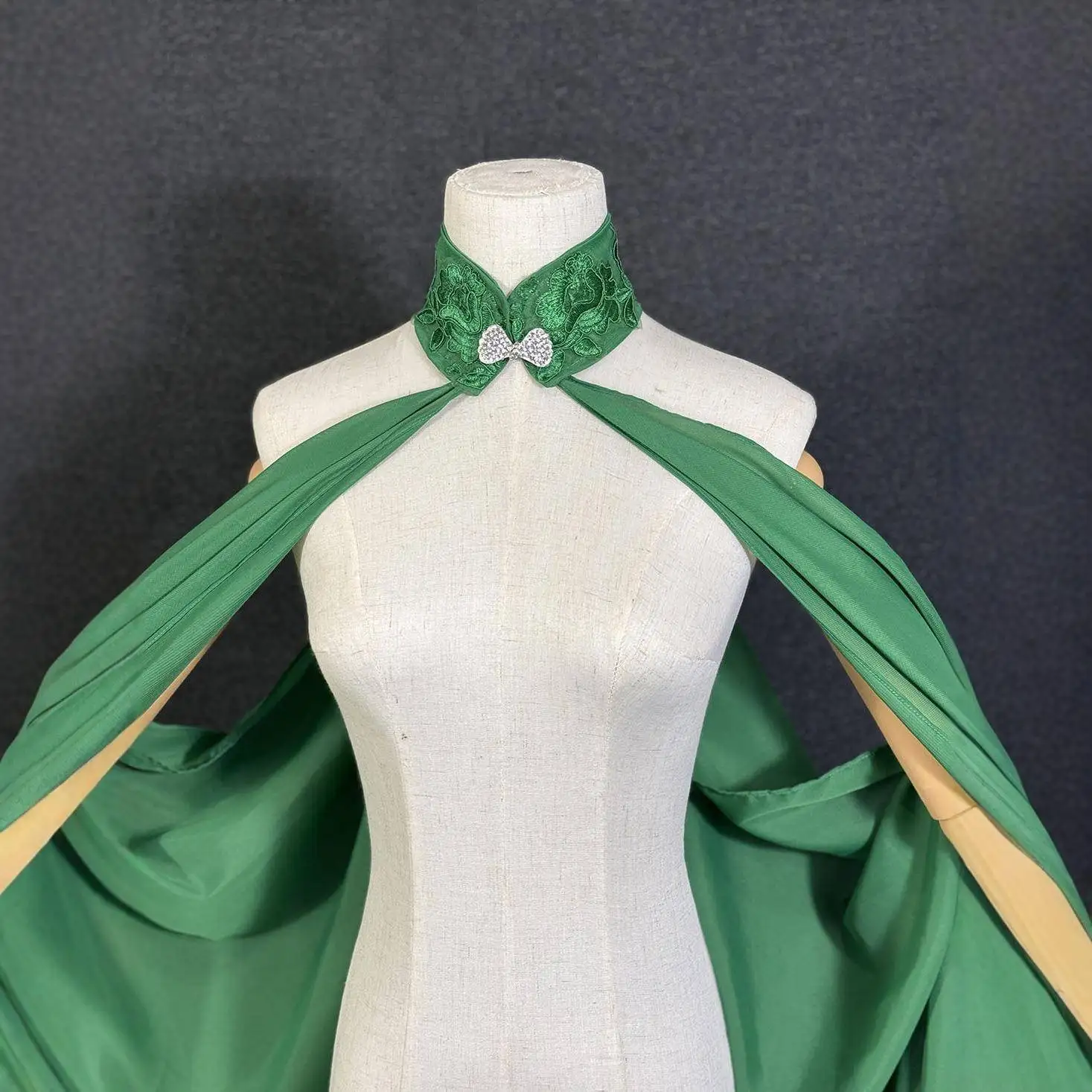 Green Lace Collar Long Dress Women's Style Stage Performance Costume Halloween Role-play Cloak Dress Autumn New Arrival
Green Lace Collar Long Dress Women's Style Stage Performance Costume Halloween Role-play Cloak Dress Autumn New Arrival