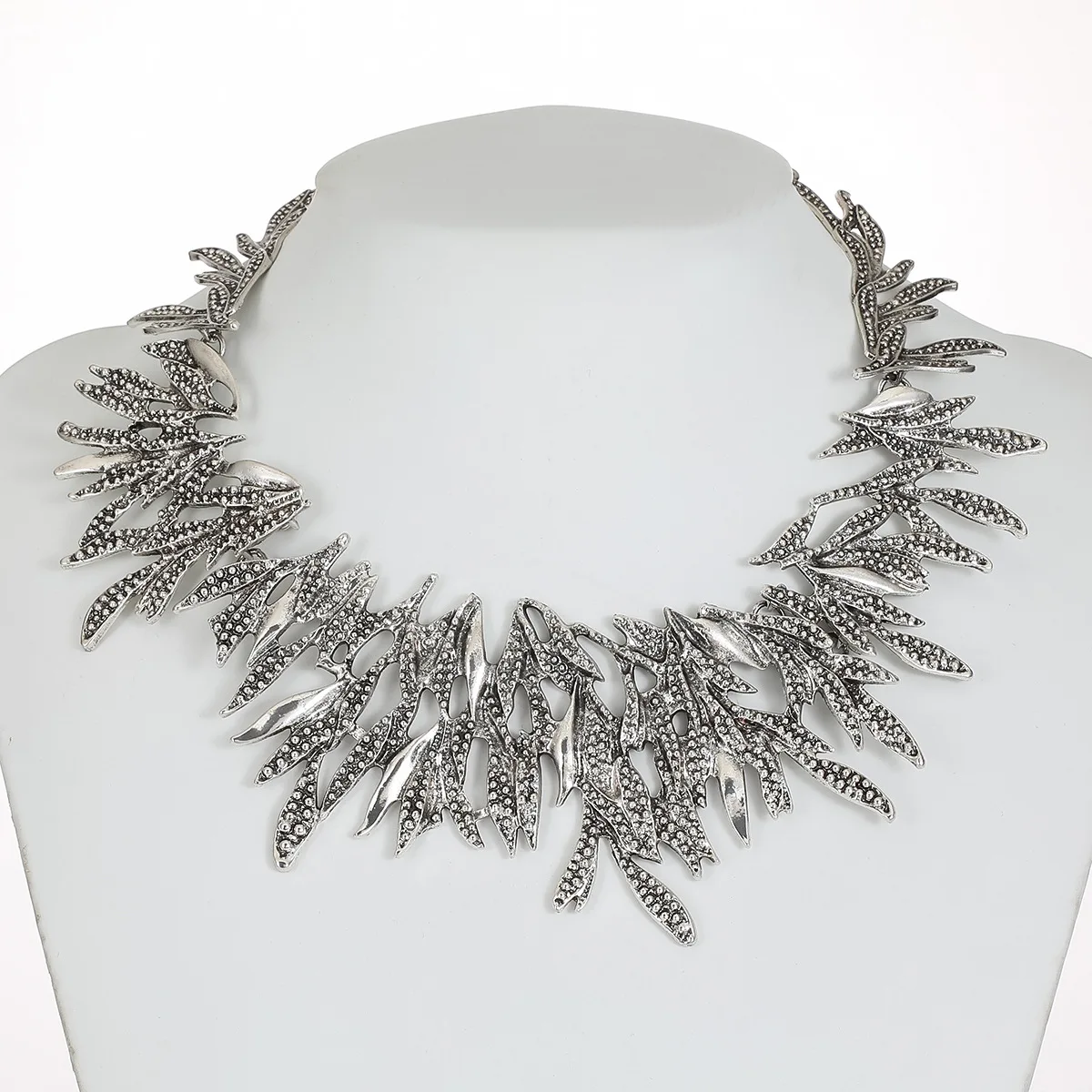Exaggerated atmosphere retro design sense, foreign trade cross-border jewelry necklace collarbone chain women's accessories who
Exaggerated atmosphere retro design sense, foreign trade cross-border jewelry necklace collarbone chain women's accessories who