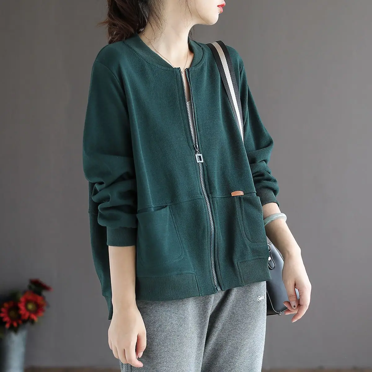 Женская бейсбольная куртка на пуговицах в стиле ретро, универсальная повседневная спортивная верхняя одежда, модное круглое длинное хлопковое пальто на молнии
Женская бейсбольная куртка на пуговицах в стиле ретро, универсальная повседневная спортивная верхняя одежда, модное круглое длинное хлопковое пальто на молнии