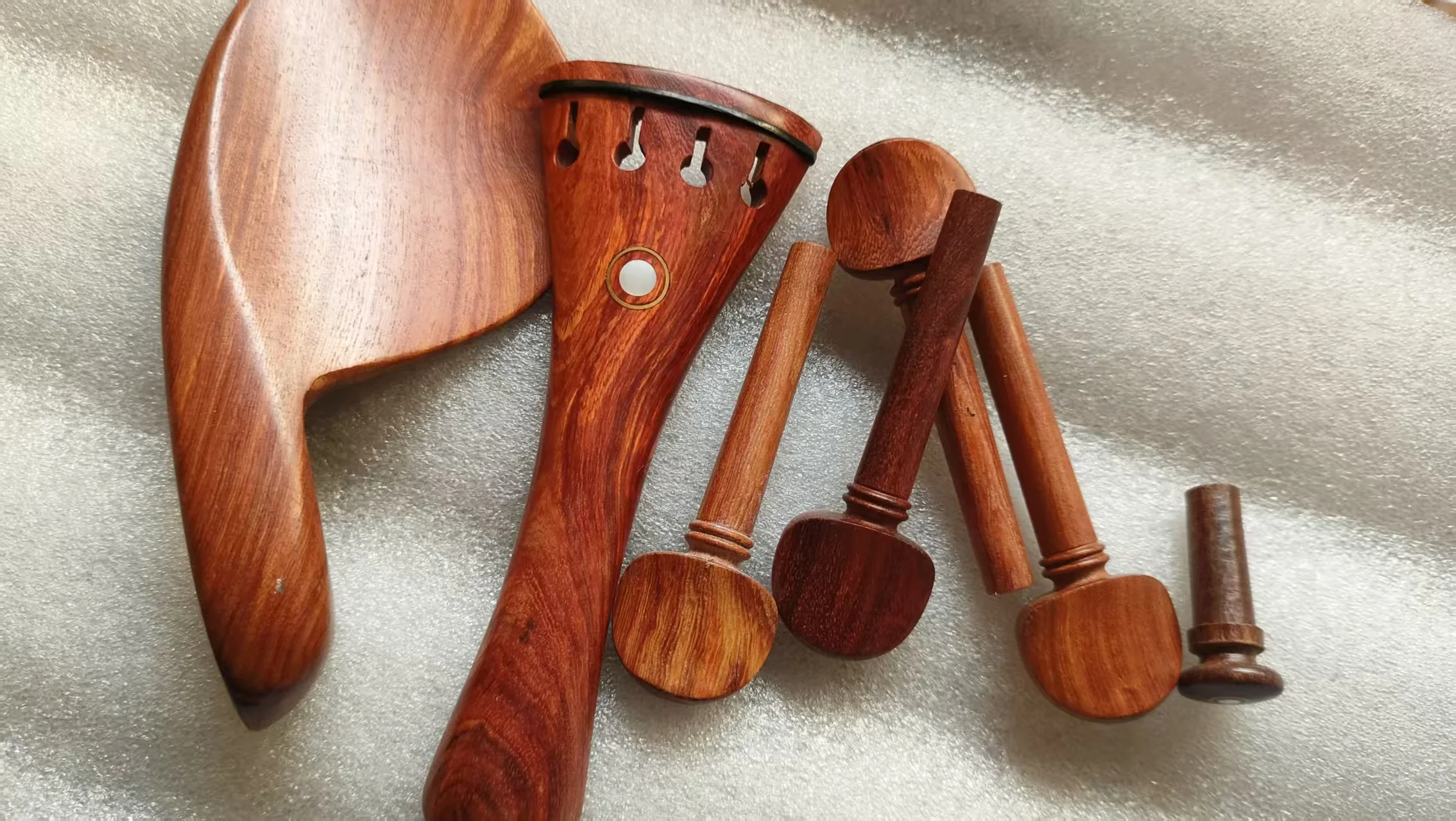 1 Set Rosewood Violin Parts 4/4 With Paris Eyes Uninstalled Including the Tailpiece Pegs Chin Rest and Endpin
1 Set Rosewood Violin Parts 4/4 With Paris Eyes Uninstalled Including the Tailpiece Pegs Chin Rest and Endpin