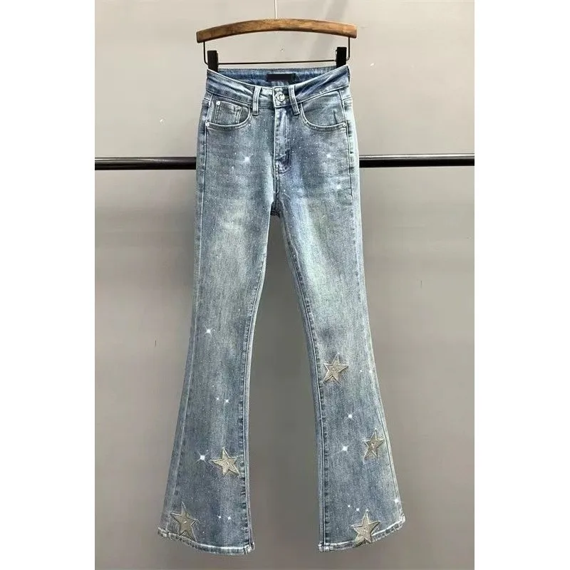 Летние женские джинсы-клеш с высокой талией, вышивкой и стразами, из хлопкового денима, облегающие, удлиненные, коллекция 2025 года
Летние женские джинсы-клеш с высокой талией, вышивкой и стразами, из хлопкового денима, облегающие, удлиненные, коллекция 2025 года