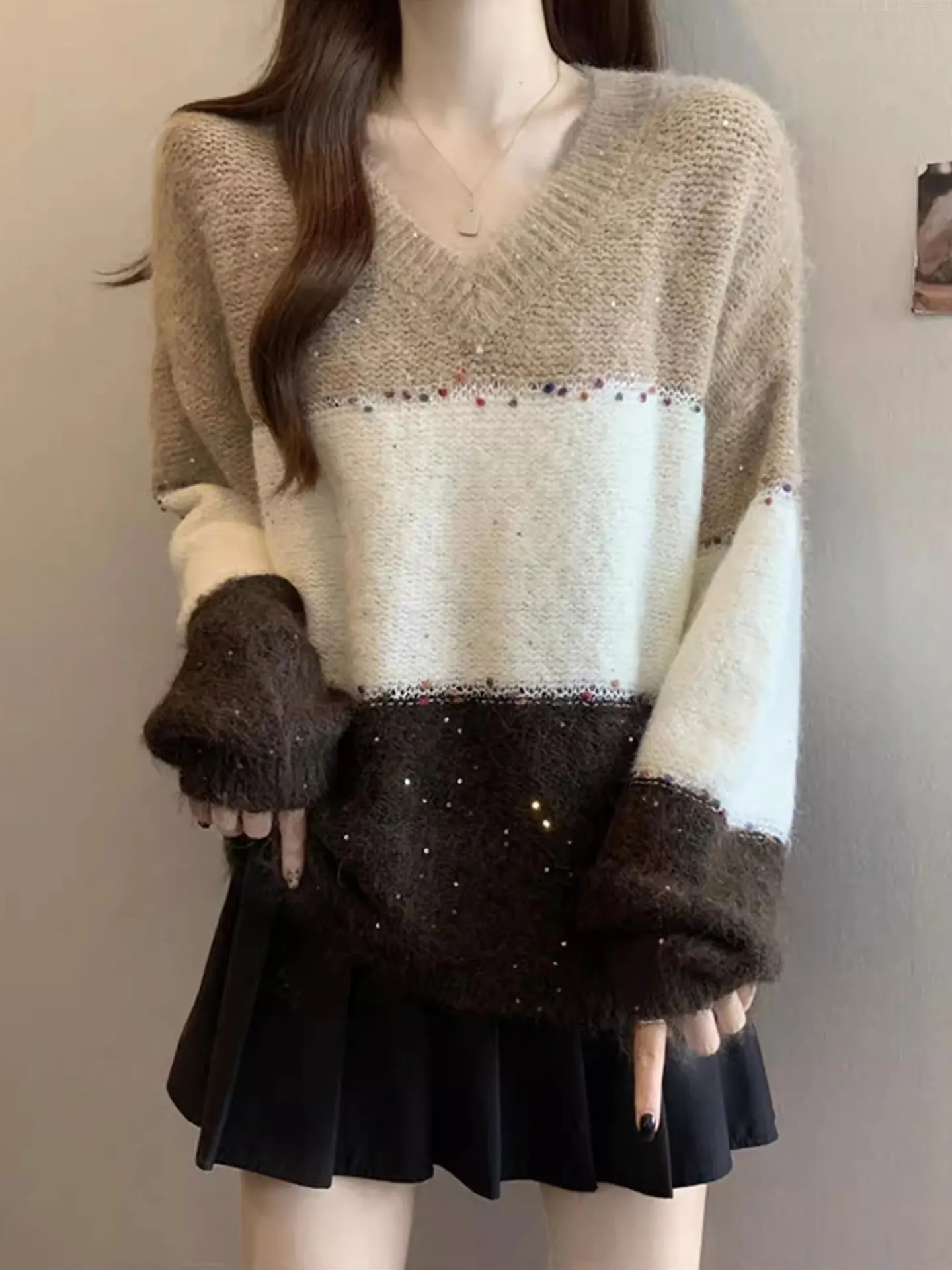 Корейский вязаный свитер в полоску с V-образным вырезом для женщин, осенне-зимний, свободный, больших размеров, скрывающий живот, повседневный, мягкий, длинный рукав
Корейский вязаный свитер в полоску с V-образным вырезом для женщин, осенне-зимний, свободный, больших размеров, скрывающий живот, повседневный, мягкий, длинный рукав