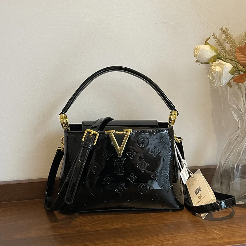 Модная женская большая сумка — кожаная сумка большой вместимости с усиленными ручками и несколькими карманами
Модная женская большая сумка — кожаная сумка большой вместимости с усиленными ручками и несколькими карманами