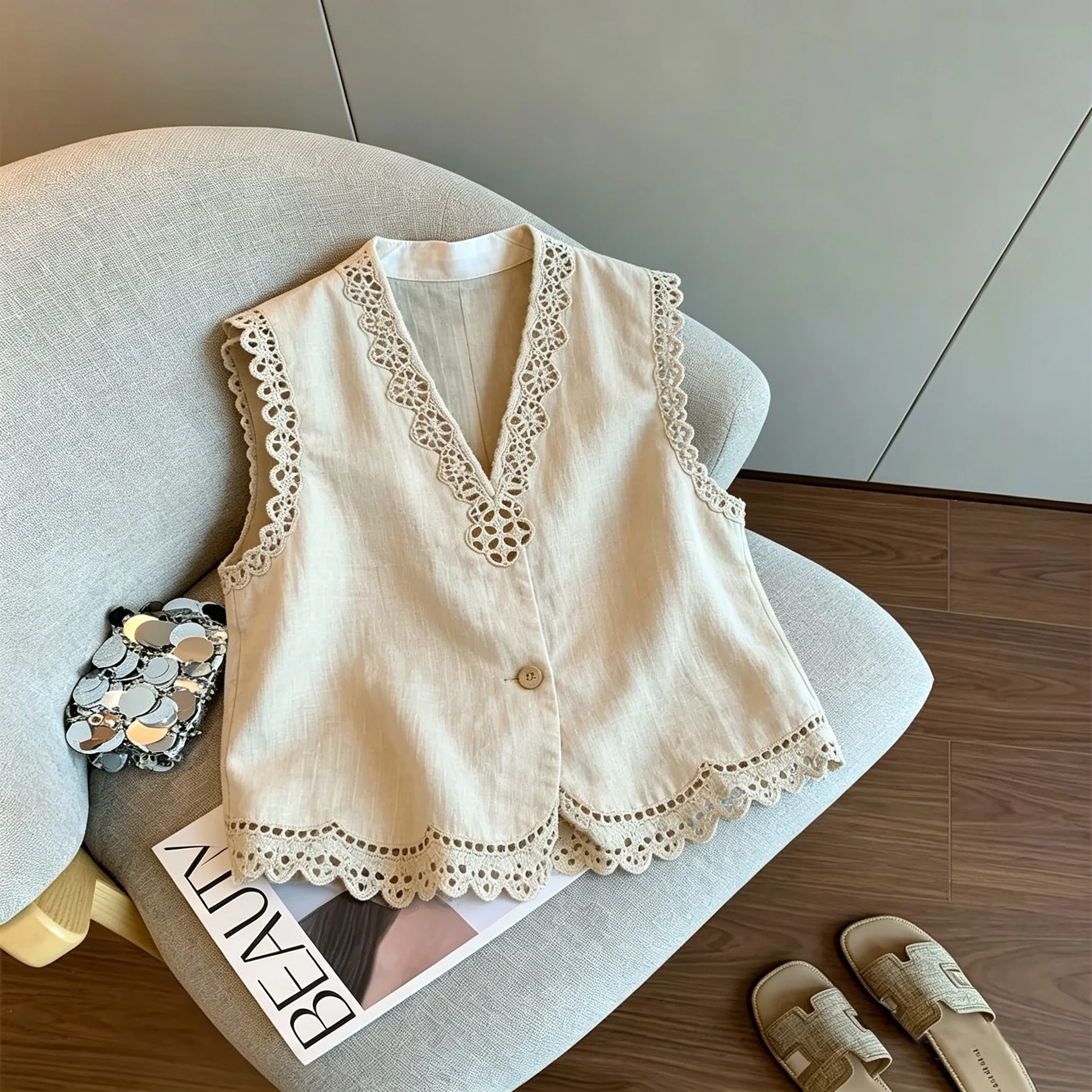 Casual Style Sleeveless V-Neck Heavy Embroidery Lace Trim Patchwork Outerwear Tank Top Trendy Summer Fashion Women's Shirt
Casual Style Sleeveless V-Neck Heavy Embroidery Lace Trim Patchwork Outerwear Tank Top Trendy Summer Fashion Women's Shirt