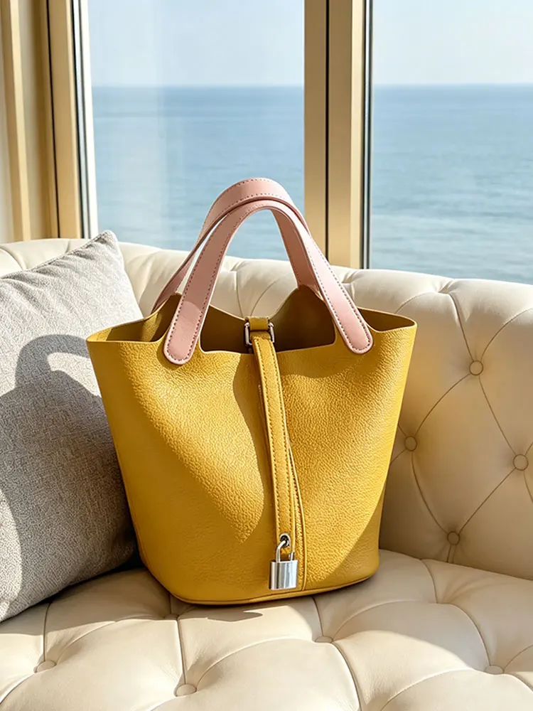 Soft Leather Bucket Bag Color Collision Commuter Bag Women's Crossbody Summer Handbag Fashionable Trendy Handbag
Soft Leather Bucket Bag Color Collision Commuter Bag Women's Crossbody Summer Handbag Fashionable Trendy Handbag