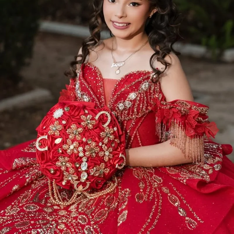 Блестящие красные платья для квинсеаньеры с золотым блеском, кристаллами, открытыми плечами, длинным шлейфом и бантом, на заказ.
Блестящие красные платья для квинсеаньеры с золотым блеском, кристаллами, открытыми плечами, длинным шлейфом и бантом, на заказ.