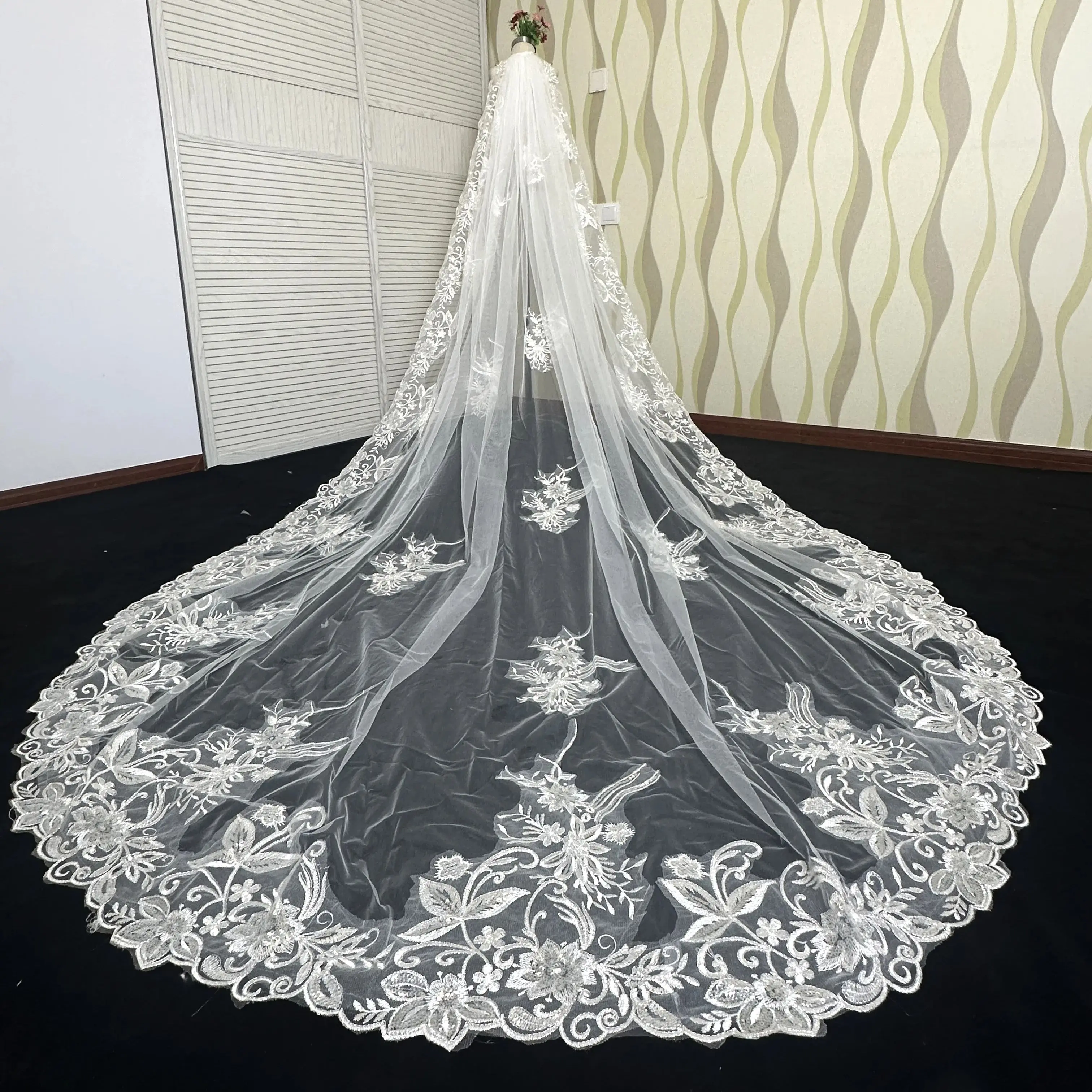 VeilVowNew Arrival White Ivory 3.5 Meter Long Wedding Veils Lace Appliques Boda velo de novias Bride wedding accessories Mariage
VeilVowNew Arrival White Ivory 3.5 Meter Long Wedding Veils Lace Appliques Boda velo de novias Bride wedding accessories Mariage