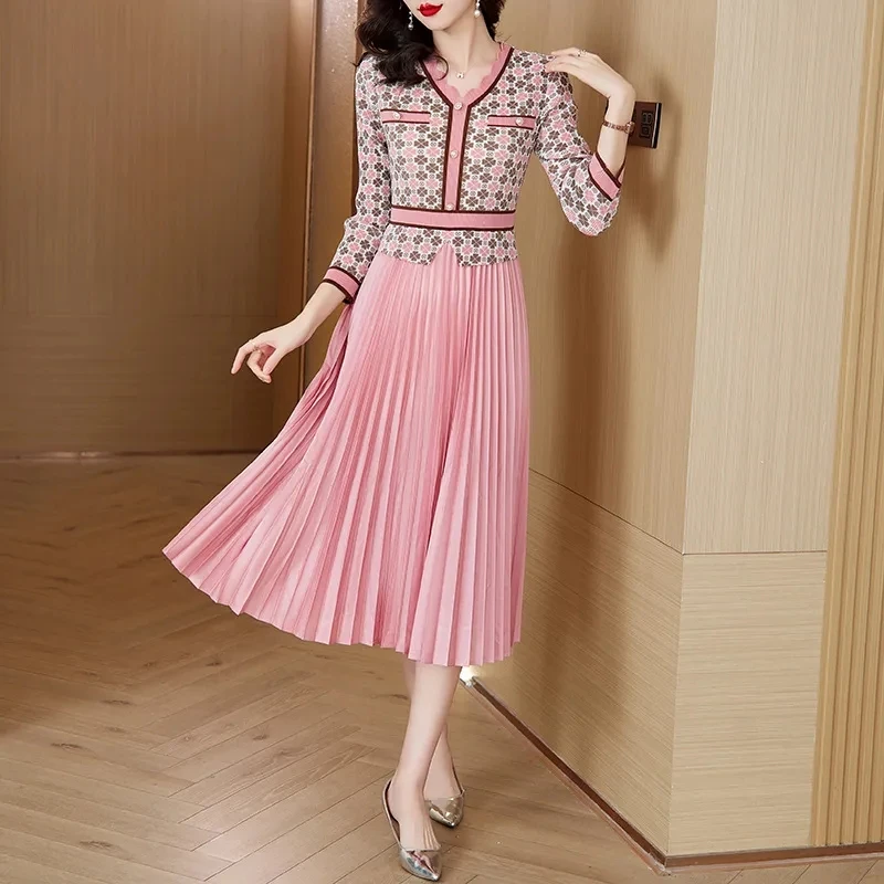 Fashion Temperament Retro Printing V-Neck Stitching Pleated Dress Female Autumn New Temperament Elegant Comfortable Long Skirt
Fashion Temperament Retro Printing V-Neck Stitching Pleated Dress Female Autumn New Temperament Elegant Comfortable Long Skirt