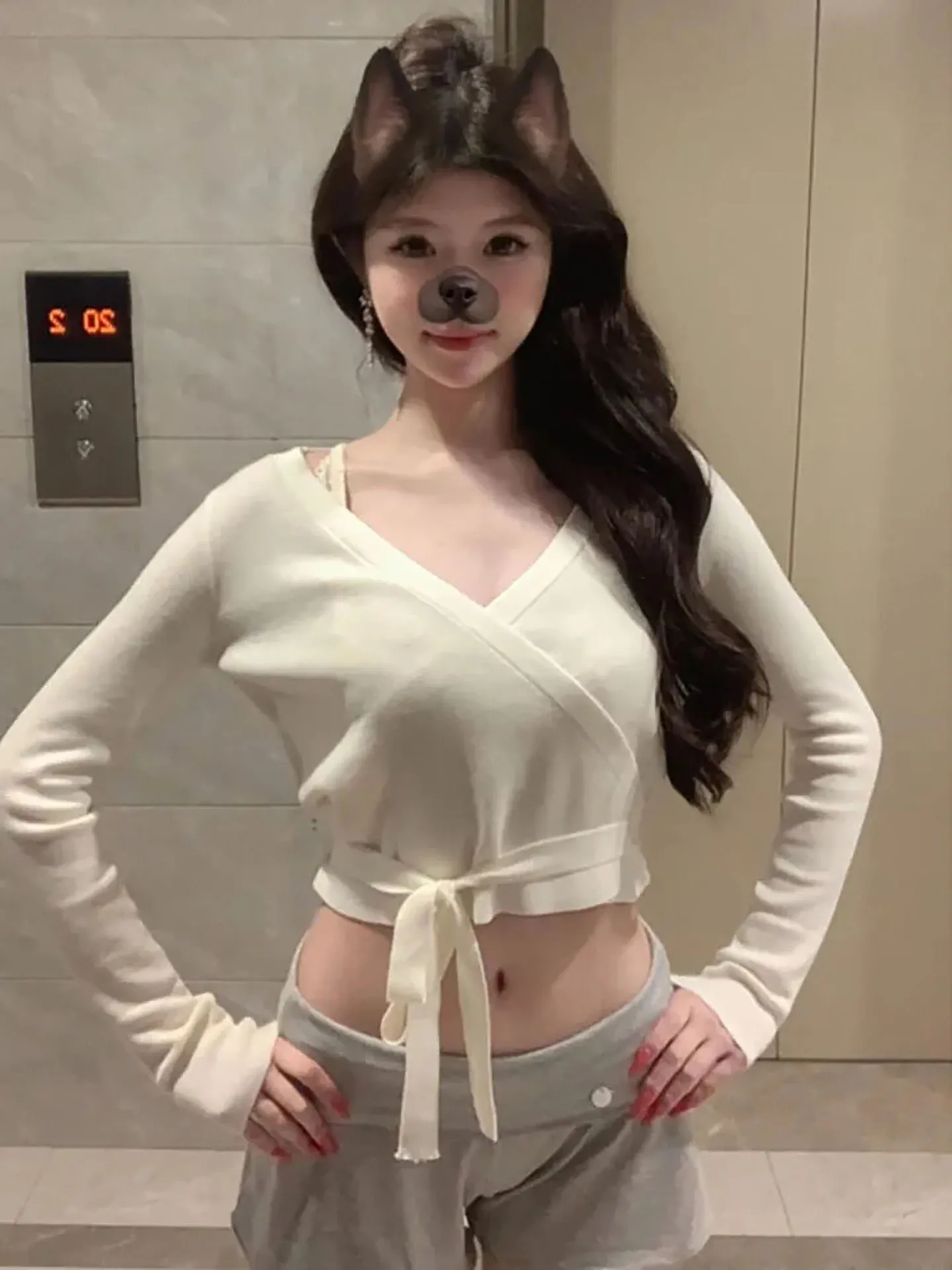 Стильный корейский женский вязаный свитер с поясом-завязкой, укороченный, с V-образным вырезом и длинными рукавами
Стильный корейский женский вязаный свитер с поясом-завязкой, укороченный, с V-образным вырезом и длинными рукавами