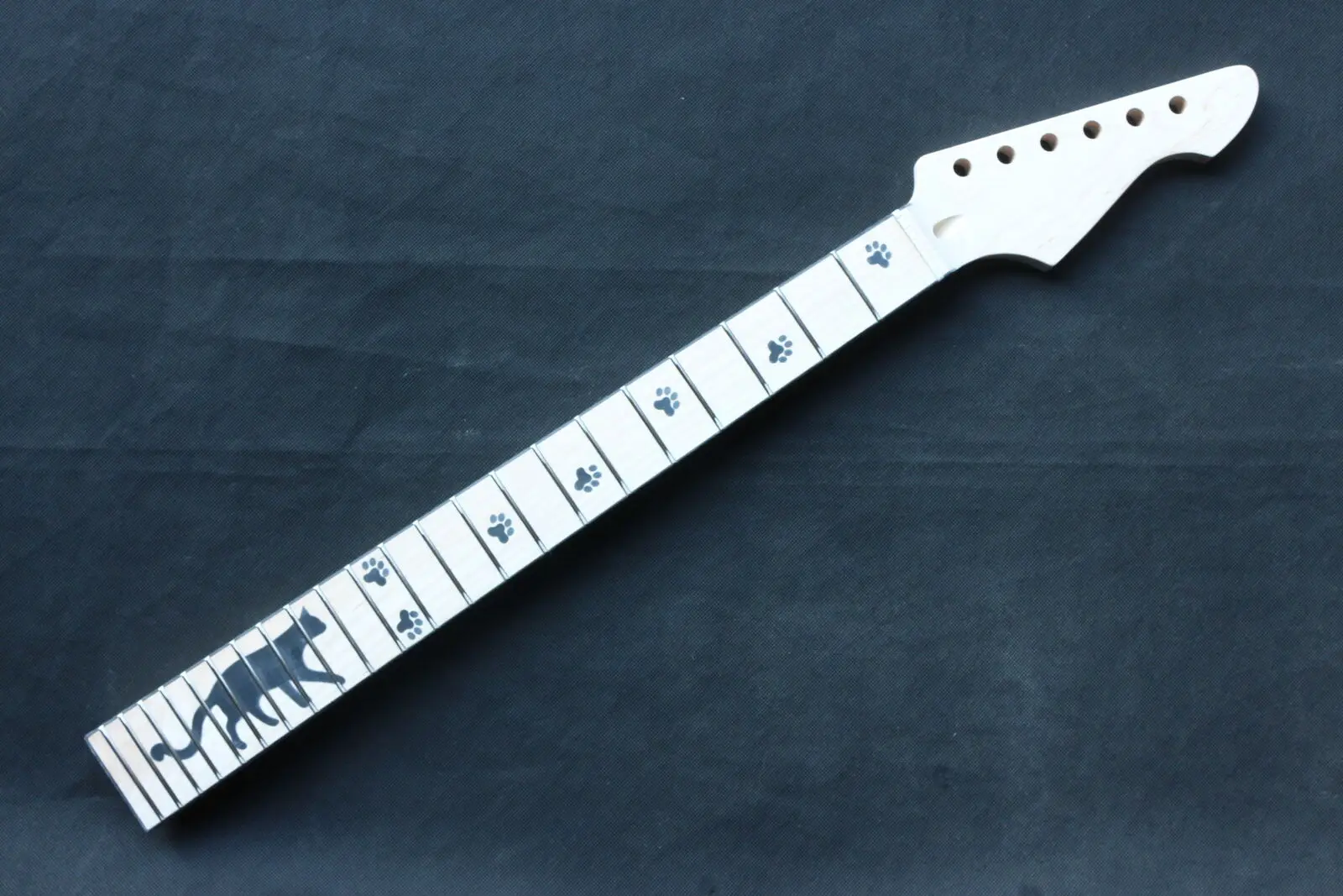 Yinfente 22 Fret Electric Guitar Neck Maple Head 25.5inch Fretboard Cat Paws Inlay Firebird Head Bolt on Heel Unfinidhed DIY
Yinfente 22 Fret Electric Guitar Neck Maple Head 25.5inch Fretboard Cat Paws Inlay Firebird Head Bolt on Heel Unfinidhed DIY