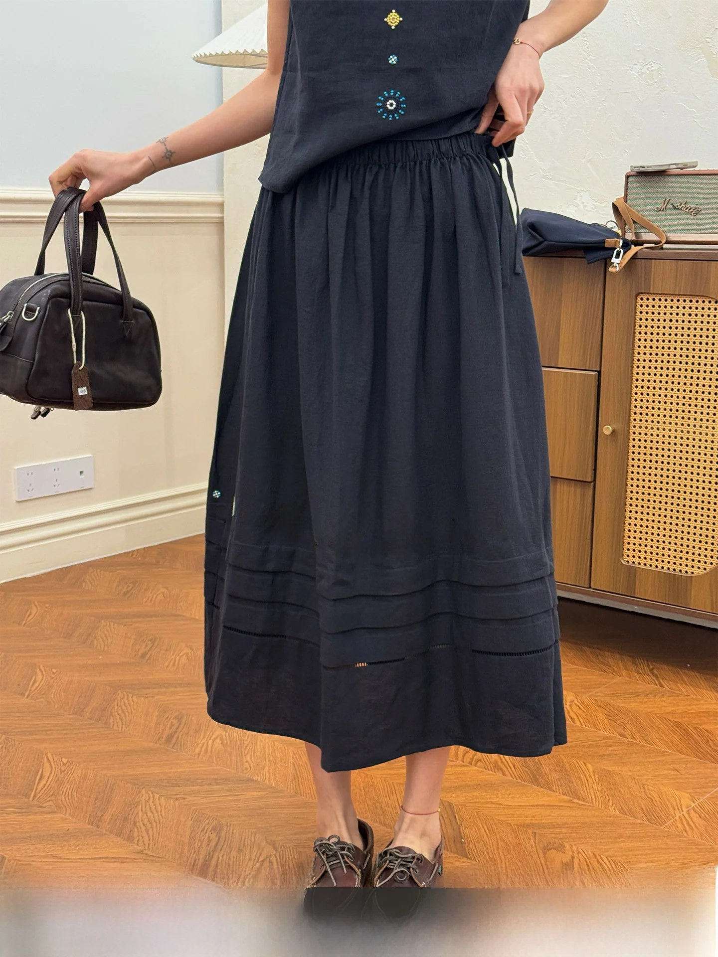 Langqing Black Embroidered Hanflax A-Line Midi Skirt Women's New 2026 Spring Unique Design Commute Friendly Loose Fit Skirt
Langqing Black Embroidered Hanflax A-Line Midi Skirt Women's New 2026 Spring Unique Design Commute Friendly Loose Fit Skirt