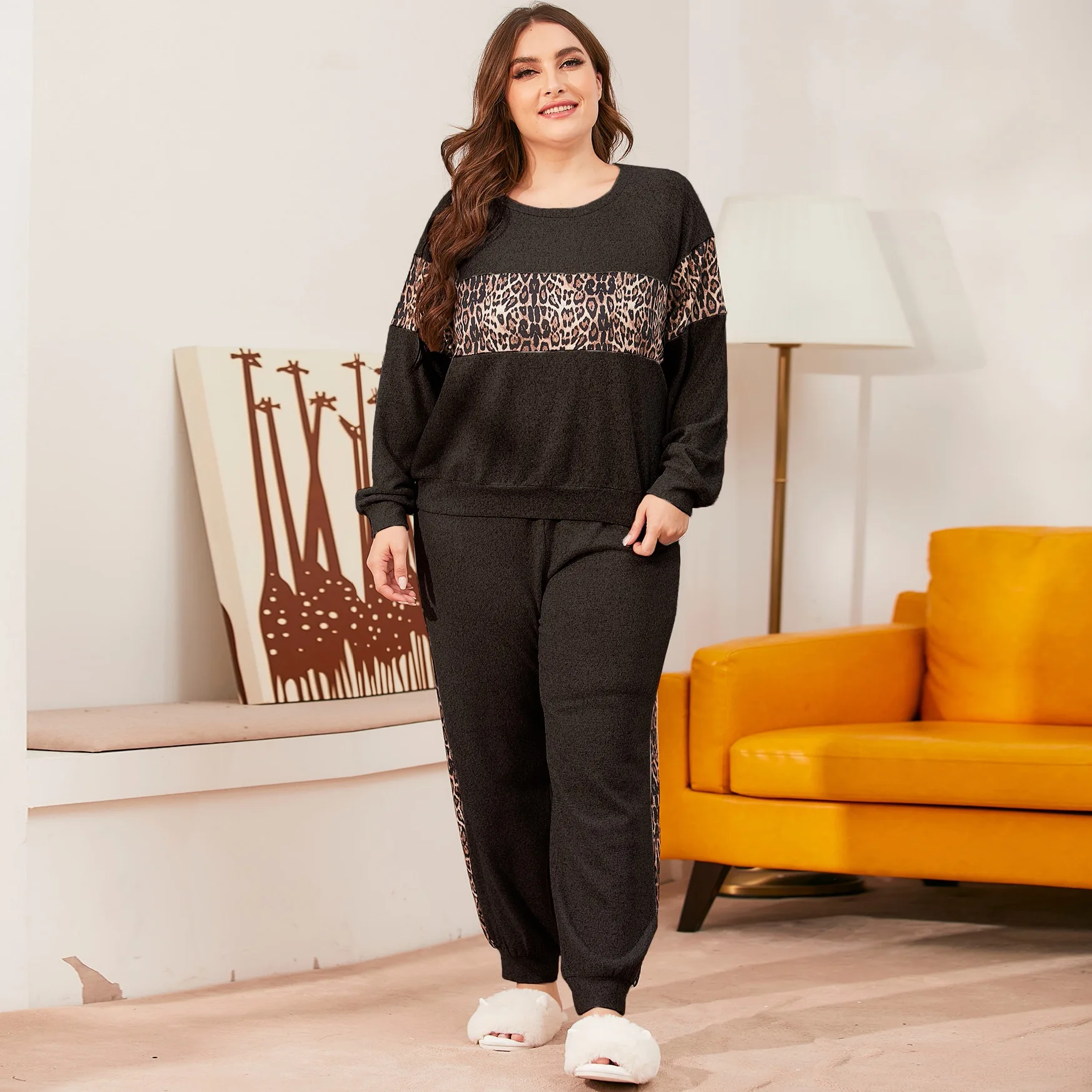 European and American Large-size Women's Loungewear Set, Two Pieces of Long-sleeved Trousers Contrasting Colors
European and American Large-size Women's Loungewear Set, Two Pieces of Long-sleeved Trousers Contrasting Colors