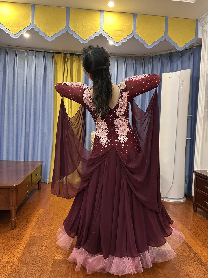 Modern Diamond-Embellished Ballroom Dance Dress Applique Waltz Performance Outfit Advanced Luxury Costume for Dance Competitions
Modern Diamond-Embellished Ballroom Dance Dress Applique Waltz Performance Outfit Advanced Luxury Costume for Dance Competitions