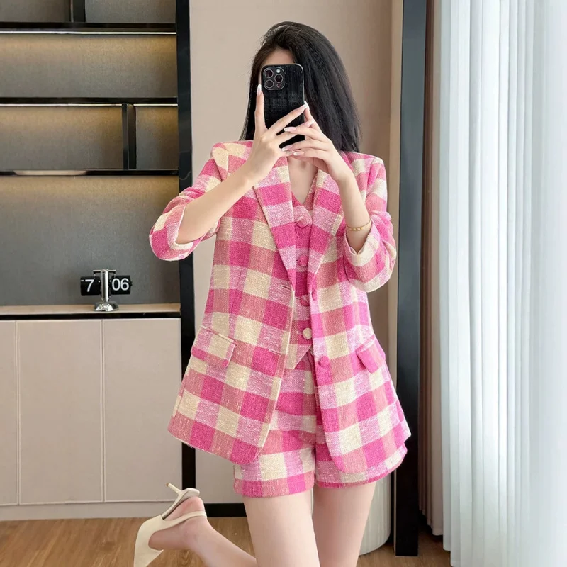 Plaid suit shorts set for women, high-end elegant goddess style, casual fashion, eye-catching streetwear, three-piece vest suit
Plaid suit shorts set for women, high-end elegant goddess style, casual fashion, eye-catching streetwear, three-piece vest suit