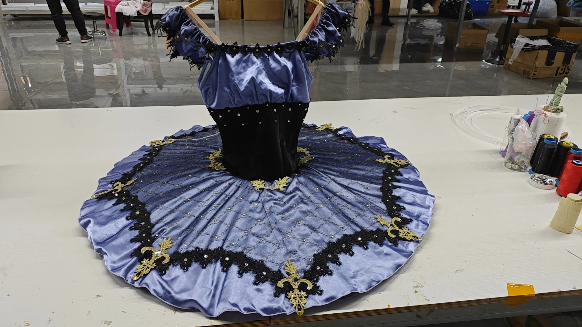 Высокое качество, хит продаж, уникальный дизайн, 9 или 12 слоев, детская одежда для девочек, женщин и взрослых, одежда для выступлений, темно-синие балетные костюмы-пачки
Высокое качество, хит продаж, уникальный дизайн, 9 или 12 слоев, детская одежда для девочек, женщин и взрослых, одежда для выступлений, темно-синие балетные костюмы-пачки