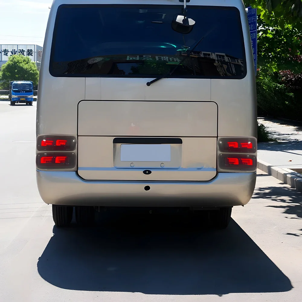 Автомобильные задние фонари в сборе для Toyota Coaster 2007-2019, светодиодные автоматические задние фонари, обновленные аксессуары для динамических мерцающих сигнальных ламп
Автомобильные задние фонари в сборе для Toyota Coaster 2007-2019, светодиодные автоматические задние фонари, обновленные аксессуары для динамических мерцающих сигнальных ламп