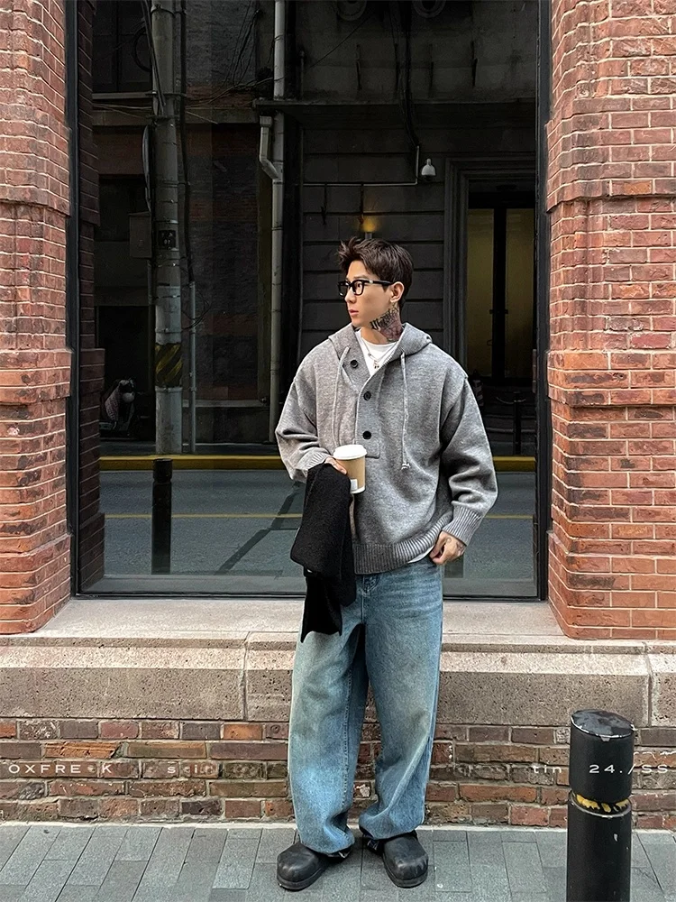 Мужской свитер-кардиган оверсайз в американском ретро-стиле с V-образным вырезом, на пуговицах, в корейском стиле, осенне-зимний, вязаный, свободного кроя
Мужской свитер-кардиган оверсайз в американском ретро-стиле с V-образным вырезом, на пуговицах, в корейском стиле, осенне-зимний, вязаный, свободного кроя