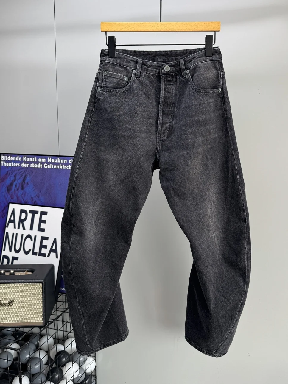 Мужские джинсы-клеш в стиле ретро-американский вейв, с широкими штанинами, модным дизайном на пуговицах, конусообразные, из смесового хлопка и полиэстера, черные
Мужские джинсы-клеш в стиле ретро-американский вейв, с широкими штанинами, модным дизайном на пуговицах, конусообразные, из смесового хлопка и полиэстера, черные