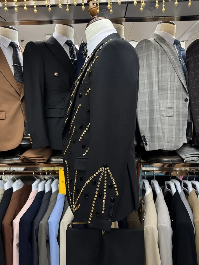 Black Men Suits Set 2 Pieces Blazer+Pants Trousers Luxury Stone Crystals Wedding Tuxedos Jacket Formal Office Cotton Male Coat
Black Men Suits Set 2 Pieces Blazer+Pants Trousers Luxury Stone Crystals Wedding Tuxedos Jacket Formal Office Cotton Male Coat