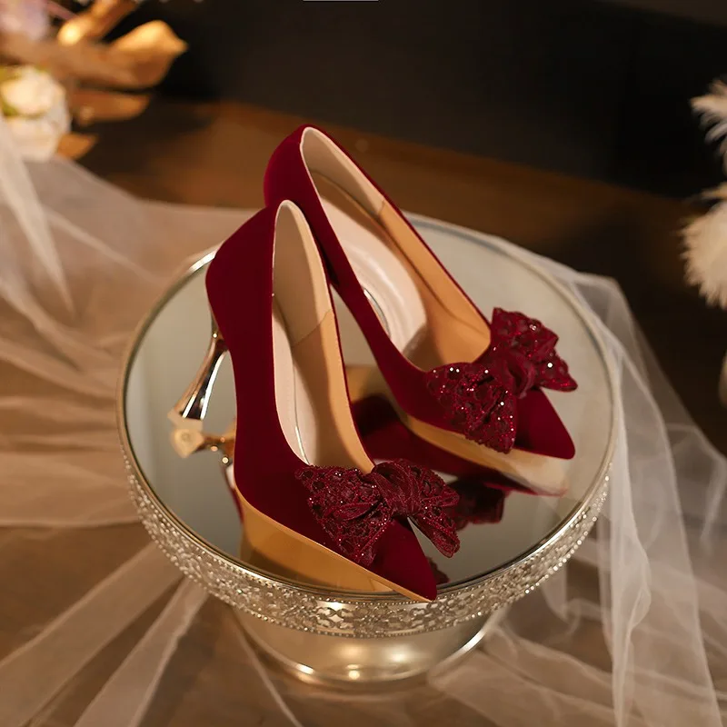 Новые свадебные туфли для невесты 2026 года, красные, на высоком каблуке, в китайском стиле, модель «Тост»
Новые свадебные туфли для невесты 2026 года, красные, на высоком каблуке, в китайском стиле, модель «Тост»
