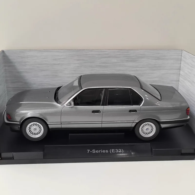 MCG масштаб 1/18 E32 7 серии 740i сплав имитация модели автомобиля статическая коллекция украшенная праздничная игрушка сувенир подарок
MCG масштаб 1/18 E32 7 серии 740i сплав имитация модели автомобиля статическая коллекция украшенная праздничная игрушка сувенир подарок