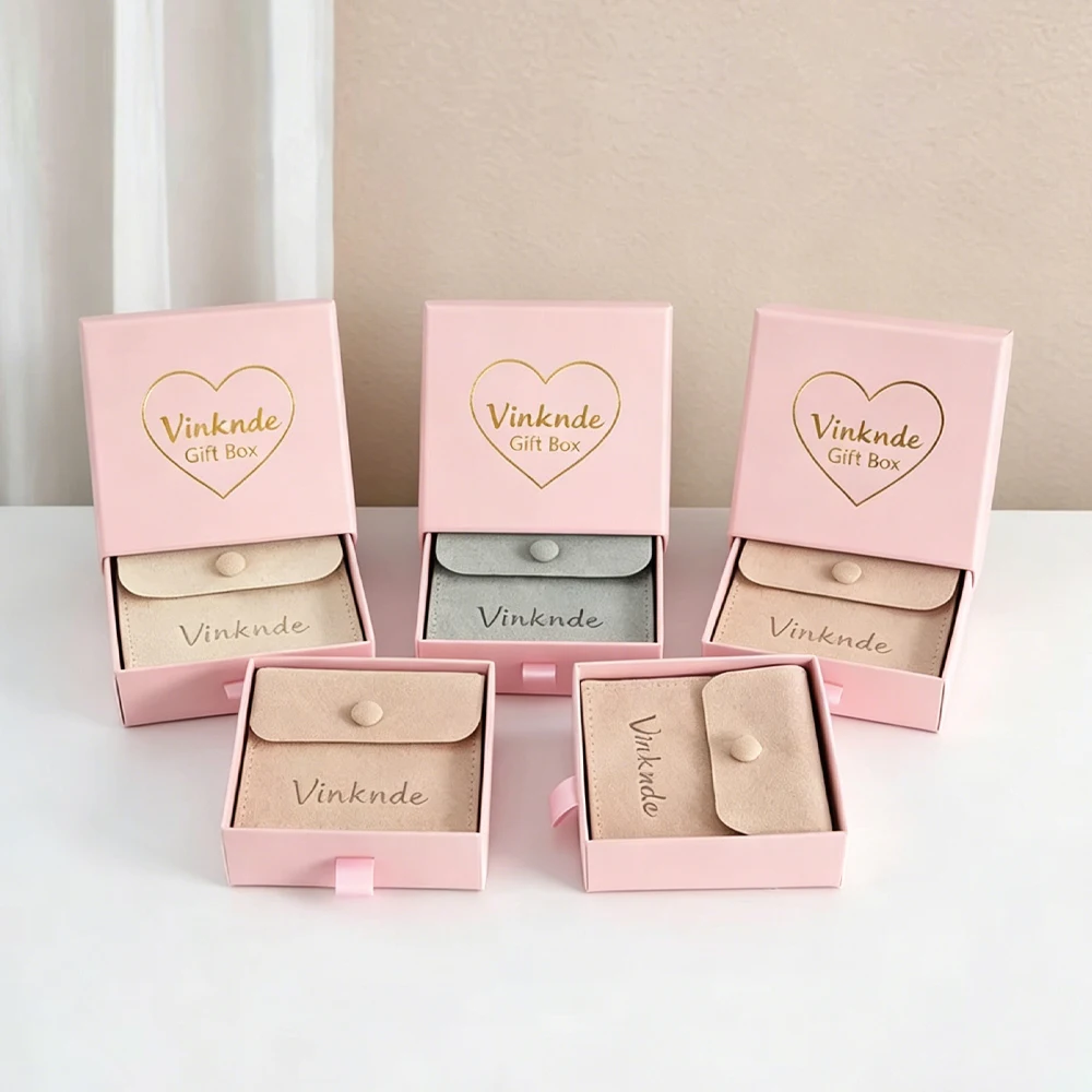 24/50/100Pcs Custom Logo 9x9x2.5cm Paper Drawer Jewelry Box with 8x8cm Microfiber Snap Bag Ring Earring Necklace Organizer Boxes
24/50/100Pcs Custom Logo 9x9x2.5cm Paper Drawer Jewelry Box with 8x8cm Microfiber Snap Bag Ring Earring Necklace Organizer Boxes
