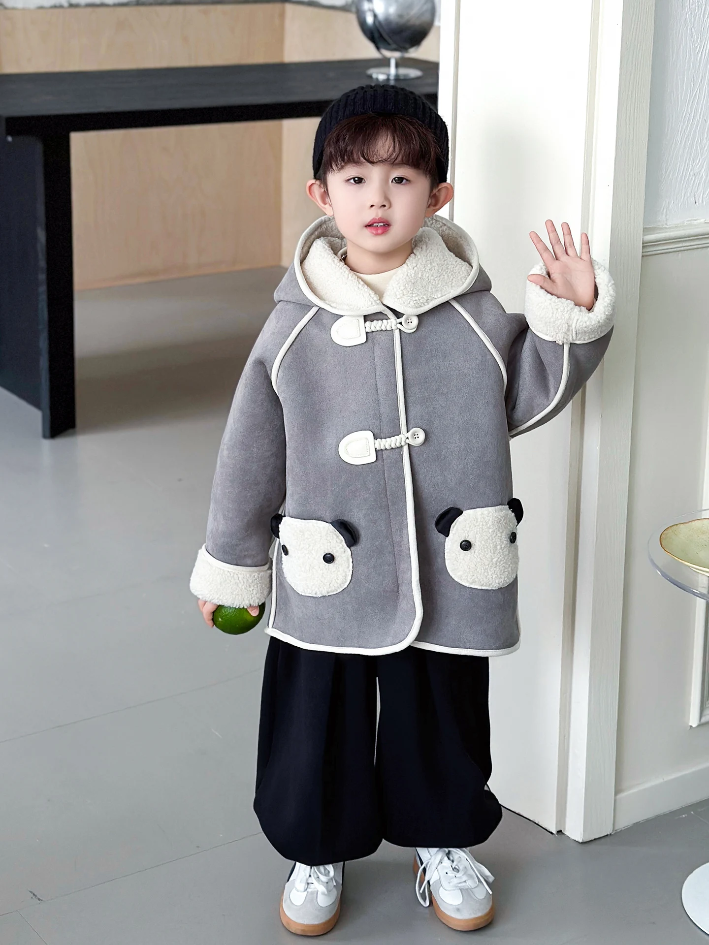 Милая куртка из искусственного меха для мальчиков, тонкая бархатная осенне-зимняя модная комбинированная куртка для малышей из кожи и меха
Милая куртка из искусственного меха для мальчиков, тонкая бархатная осенне-зимняя модная комбинированная куртка для малышей из кожи и меха