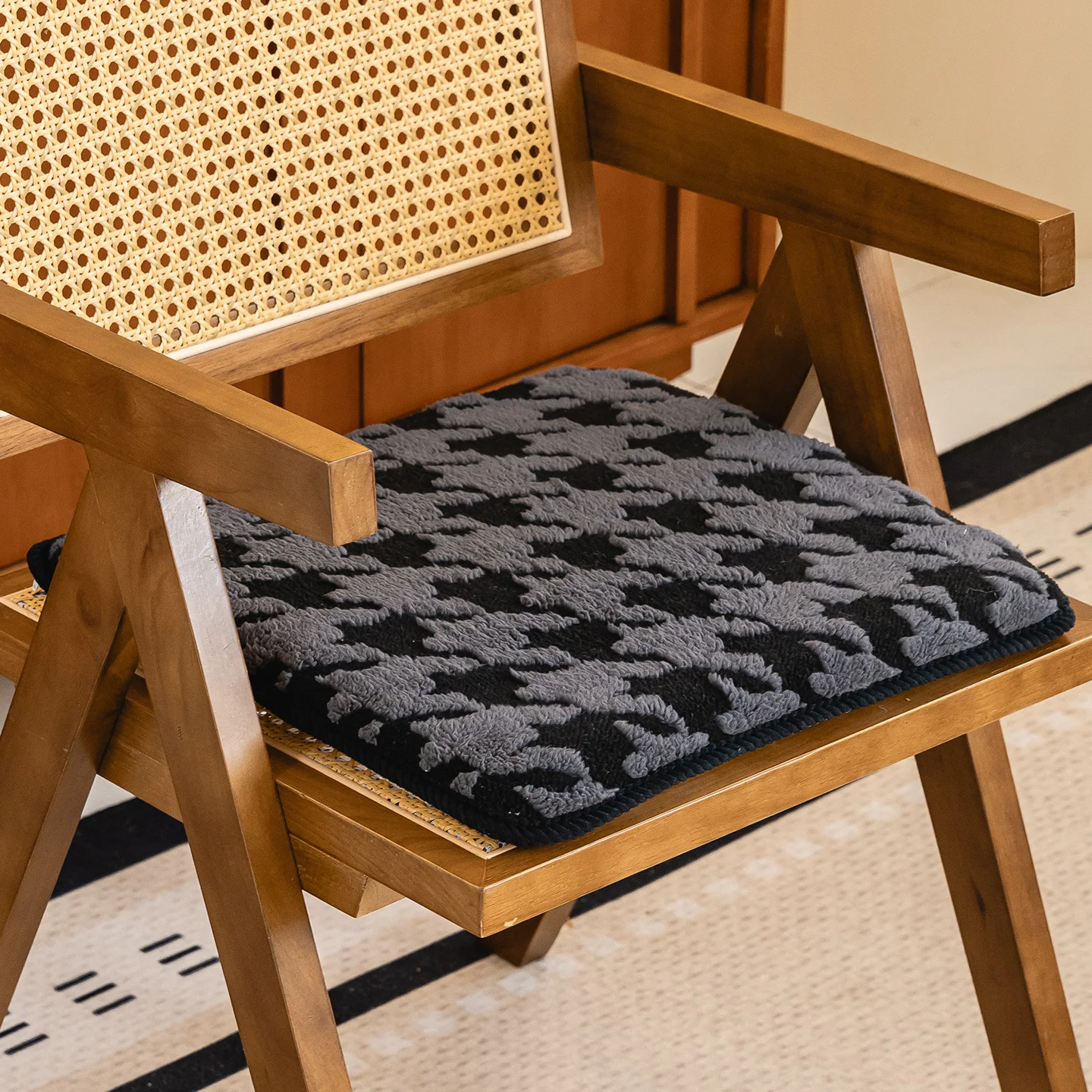 High-Resilience Non-Slip Removable Chair Protector Houndstooth Dining Chair Cushion Horseshoe-Shaped Thick Plush Warm Seat Pad
High-Resilience Non-Slip Removable Chair Protector Houndstooth Dining Chair Cushion Horseshoe-Shaped Thick Plush Warm Seat Pad