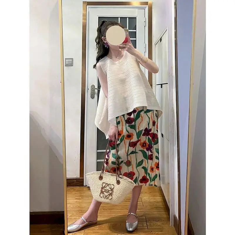 Folding Skirt Summer Outfit Paired with A Complete Set of Pleated Sleeveless T-shirt Fashion Thin Two Piece Set Womens Clothing
Folding Skirt Summer Outfit Paired with A Complete Set of Pleated Sleeveless T-shirt Fashion Thin Two Piece Set Womens Clothing