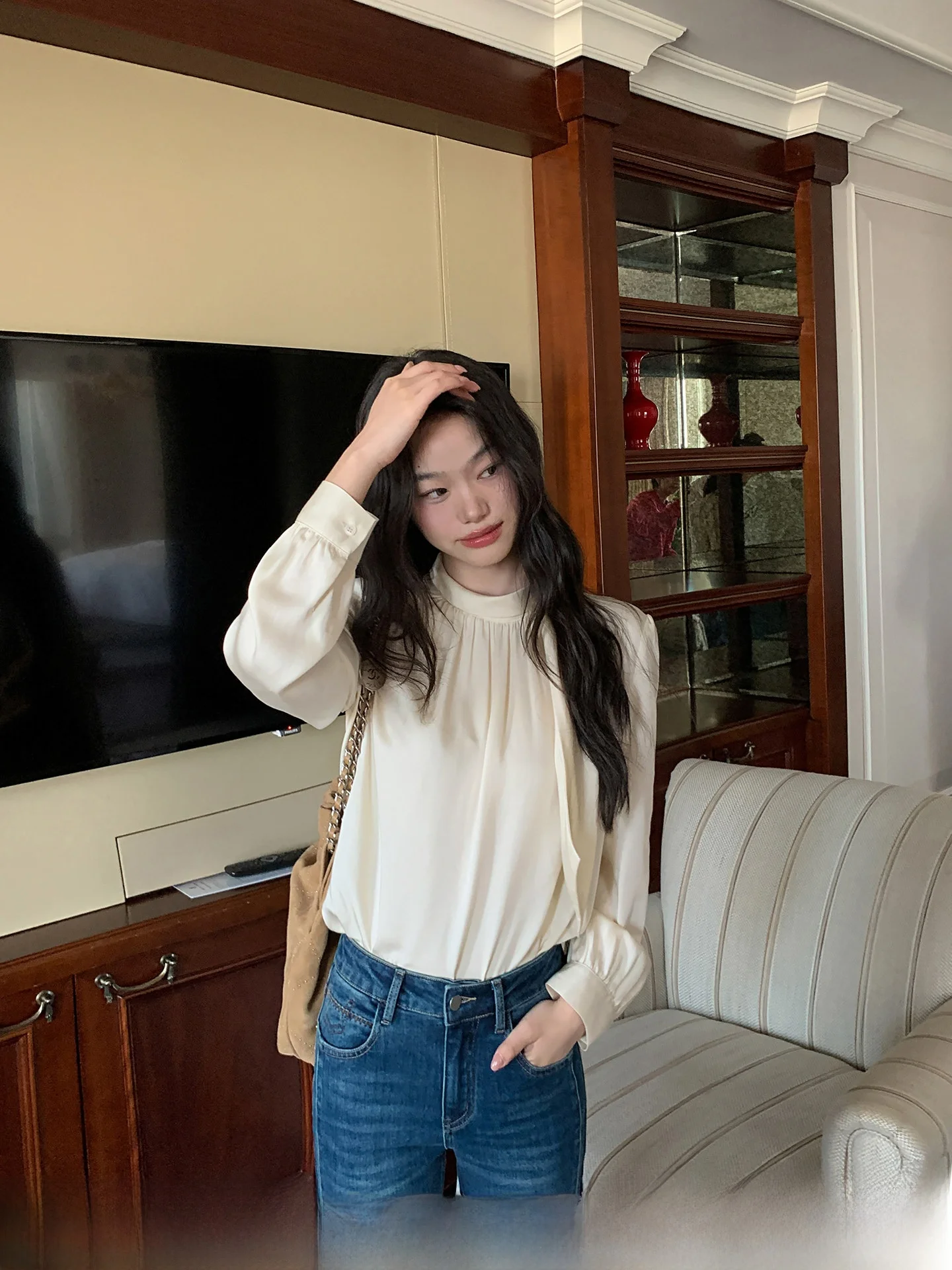 Elegant Style Women's Shirt Spring New Fashionable Blouse Sweet Style Bubble Sleeve Draped Neckline Regular Sleeve Long Shirt
Elegant Style Women's Shirt Spring New Fashionable Blouse Sweet Style Bubble Sleeve Draped Neckline Regular Sleeve Long Shirt