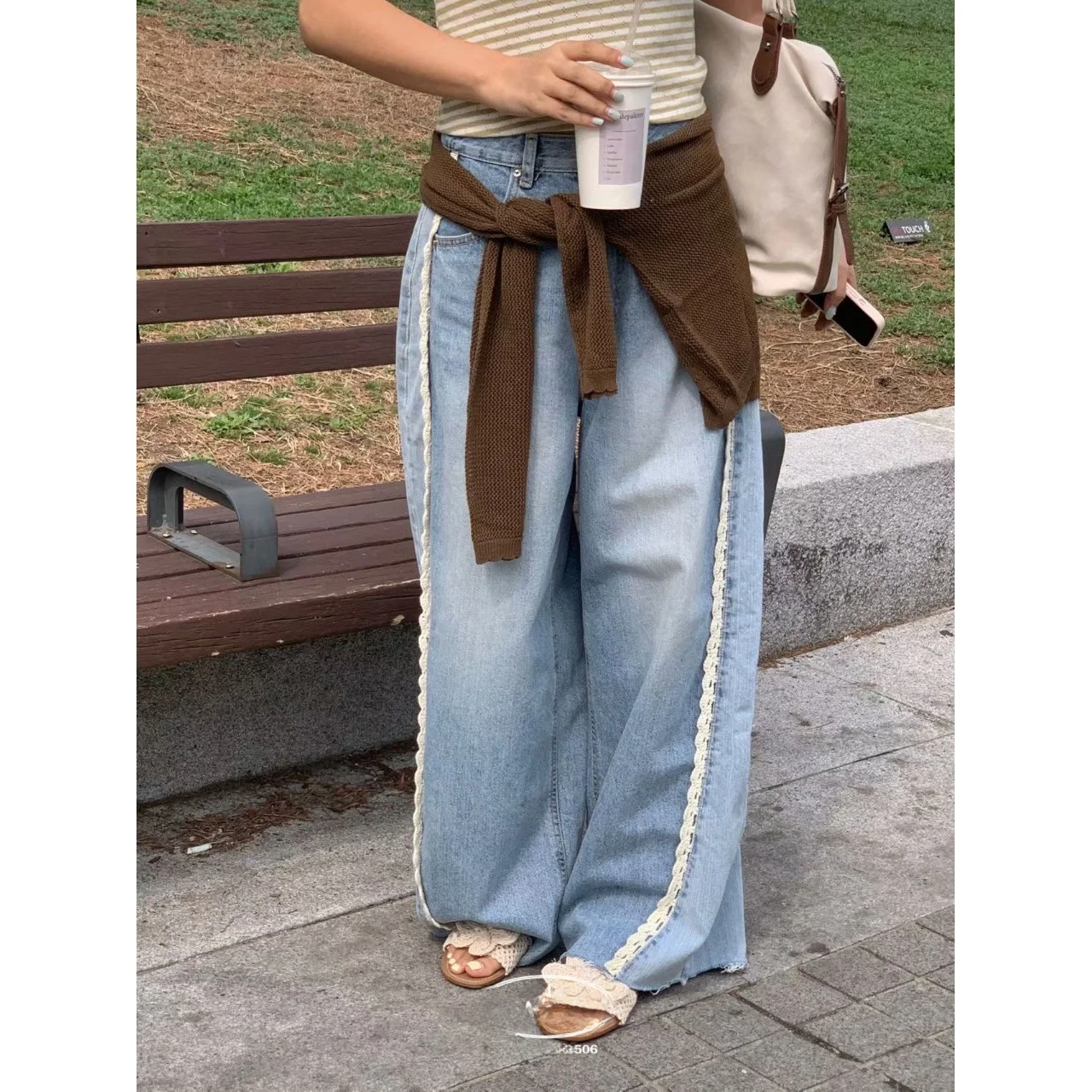 Fashionable Vintage Loose Wide Leg Denim Jeans Floral Trimmed Spring Summer New Arrival Korean Style Women's Casual Cotton Jeans
Fashionable Vintage Loose Wide Leg Denim Jeans Floral Trimmed Spring Summer New Arrival Korean Style Women's Casual Cotton Jeans
