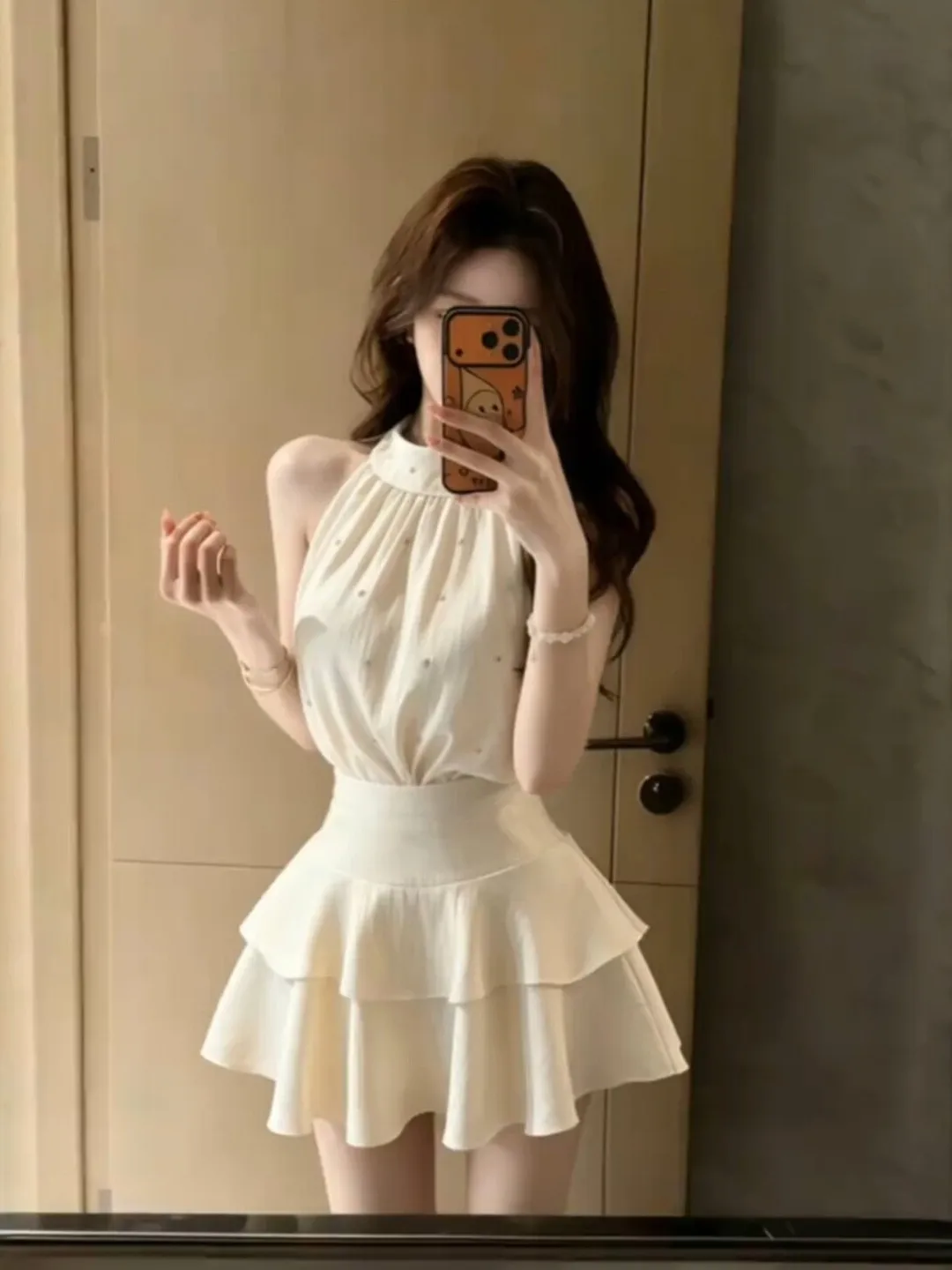 Elegant Neck Hanging Sleeveless Vest Cake Skirt Women's Summer New Lotus Leaf Design High-End Feeling Two-Piece Set
Elegant Neck Hanging Sleeveless Vest Cake Skirt Women's Summer New Lotus Leaf Design High-End Feeling Two-Piece Set