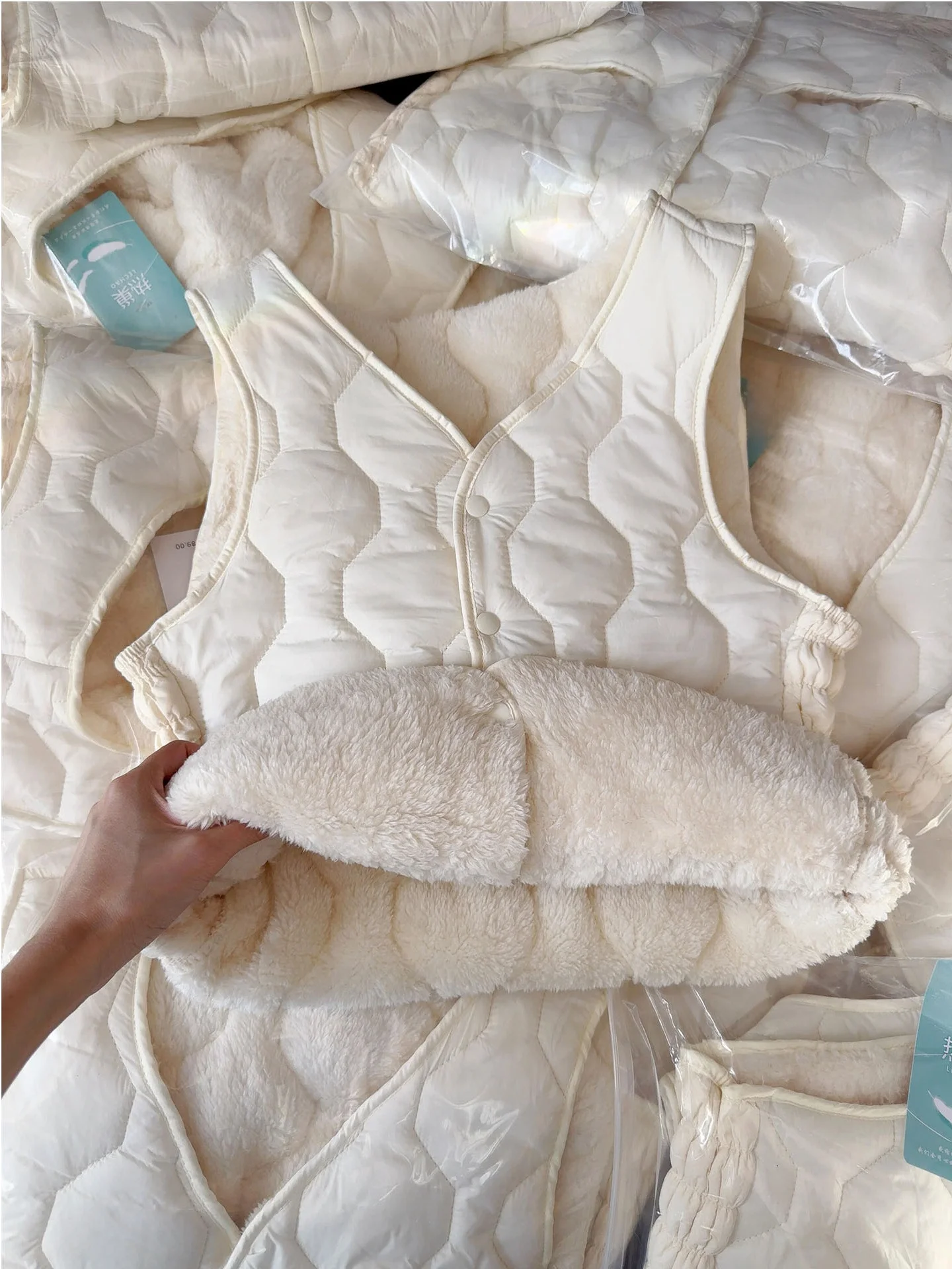 Thiened Lamb Fur Vest Women's Faion Workwear Sle ort Outerwear Jaet V-Ne Inner Wear Armored ket Design Coat
Thiened Lamb Fur Vest Women's Faion Workwear Sle ort Outerwear Jaet V-Ne Inner Wear Armored ket Design Coat