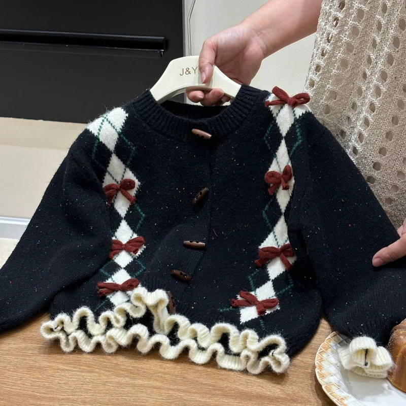 2025 Autumn New Style Girls' Fashion Diamond Grid Butterfly Knot Jacquard Ear Ear Edge Bull Horn Button Sweater
2025 Autumn New Style Girls' Fashion Diamond Grid Butterfly Knot Jacquard Ear Ear Edge Bull Horn Button Sweater