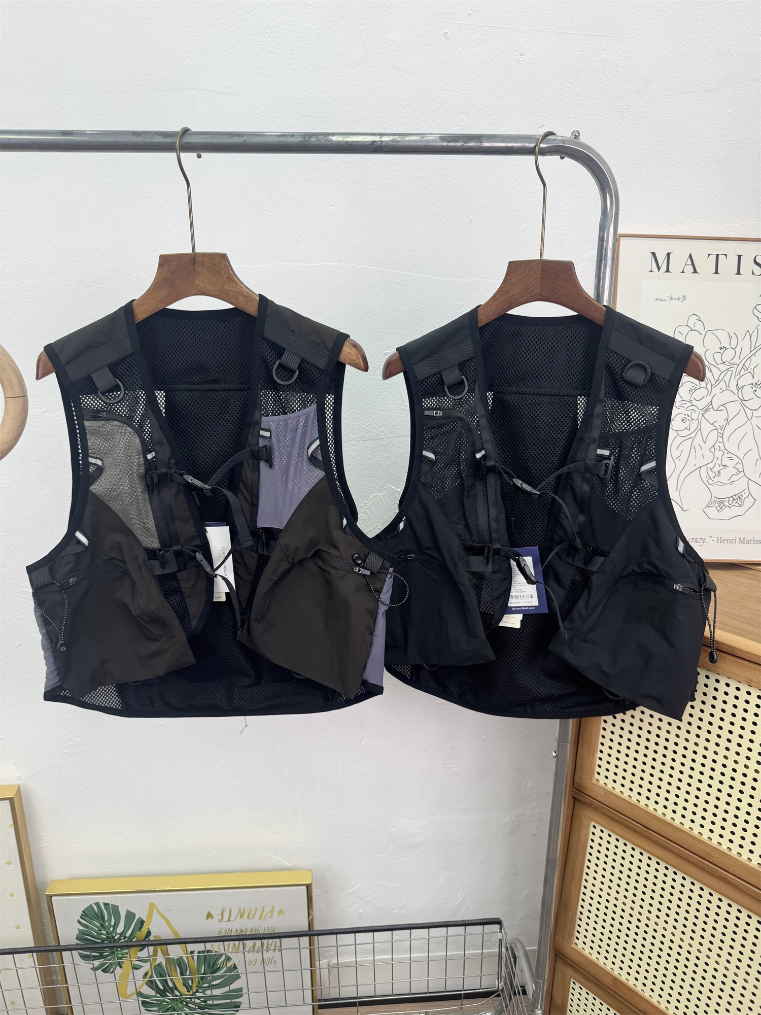 Women's Breathable Outdoor Hiking Vest Spring Summer Color Block Mesh Shoulder Multi Pocket Workwear Vest Tank Top
Women's Breathable Outdoor Hiking Vest Spring Summer Color Block Mesh Shoulder Multi Pocket Workwear Vest Tank Top